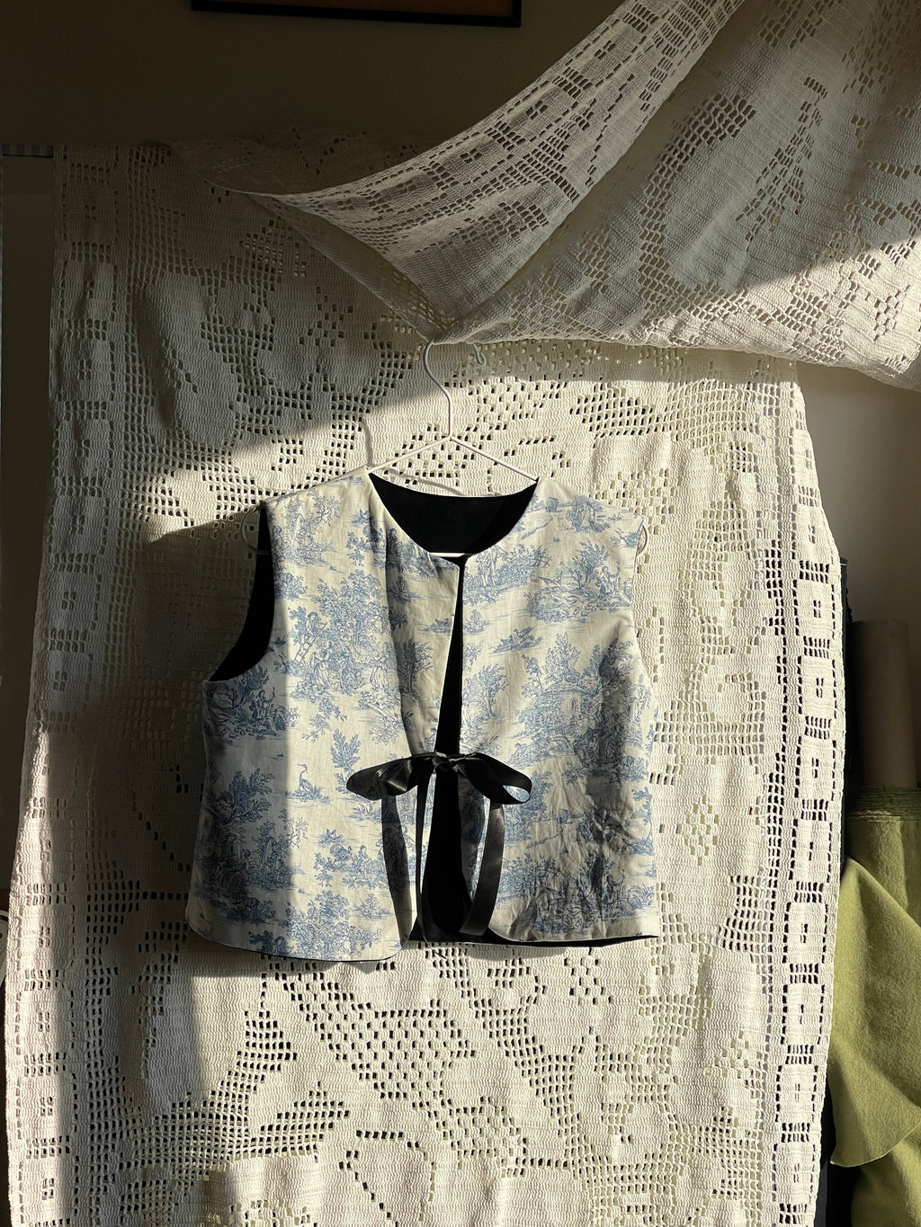 Gilet velluto nero e toile de jouy