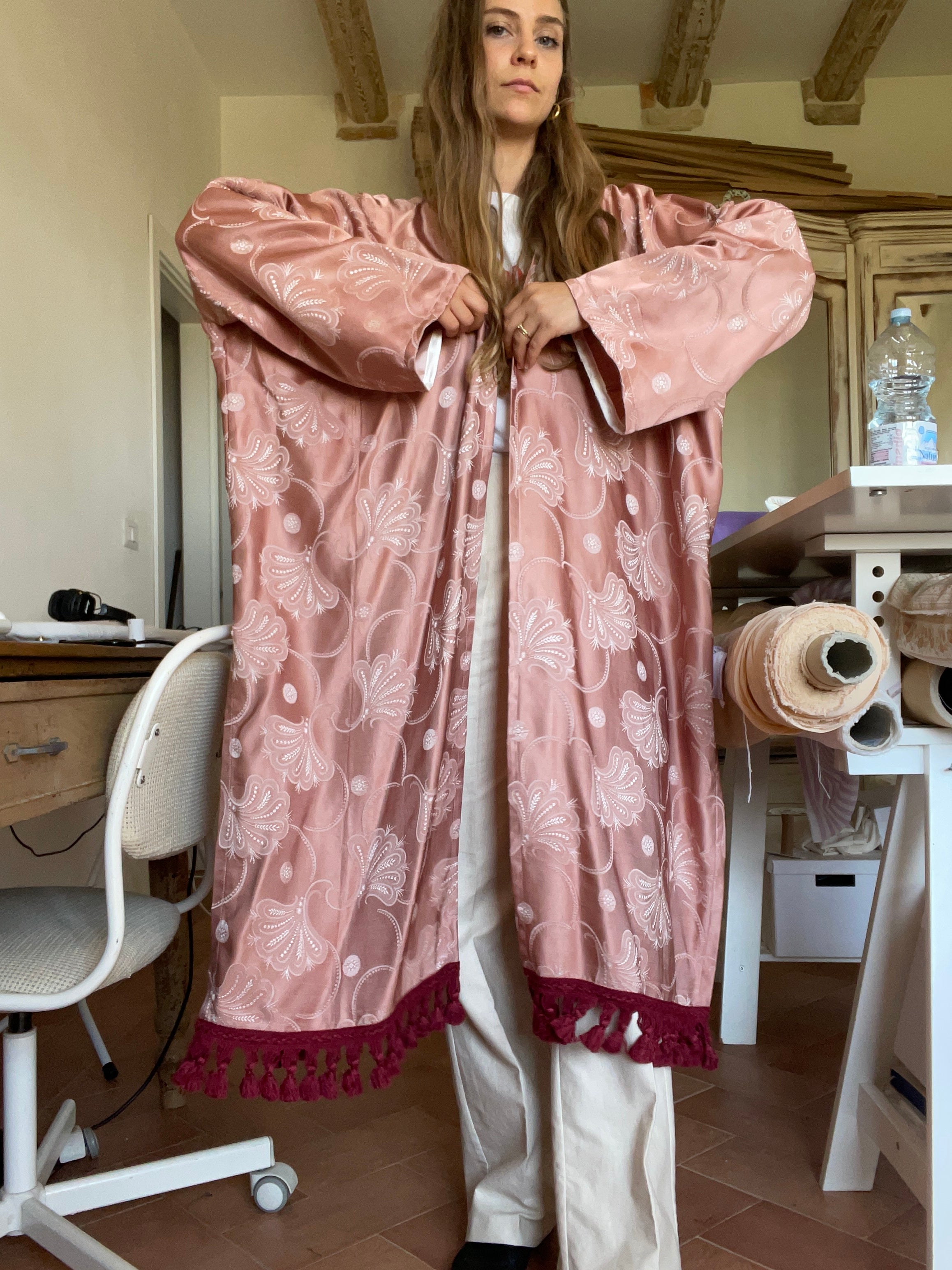Kimono color rosa con passamaneria