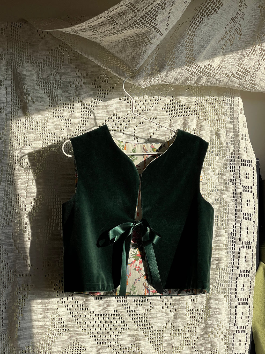 Gilet velluto verde e toile de jouy