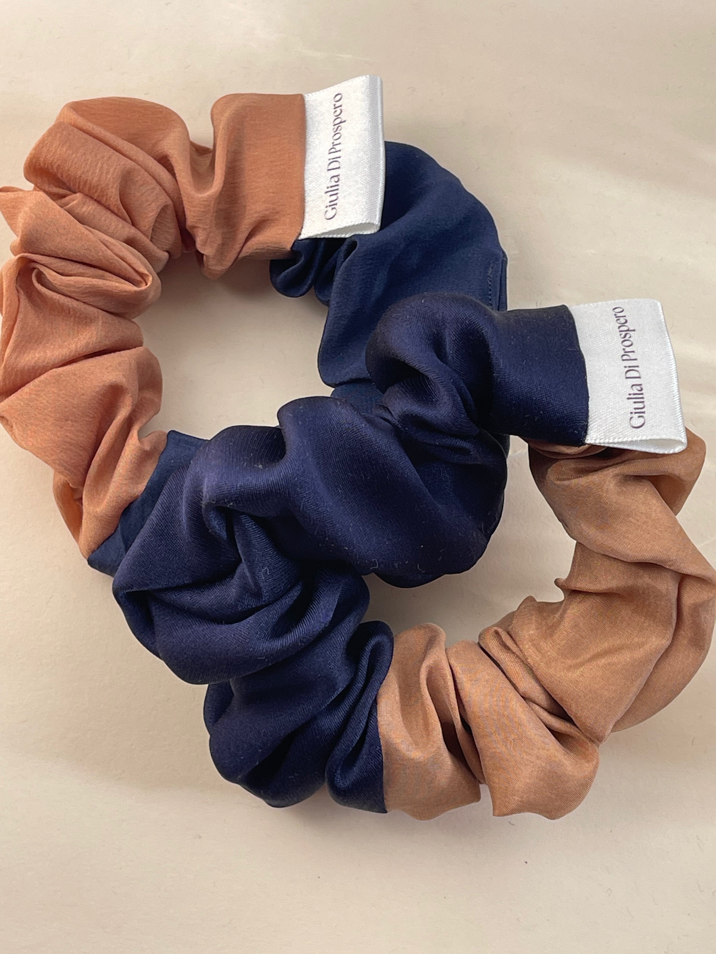Medium Scrunchie seta bicolore