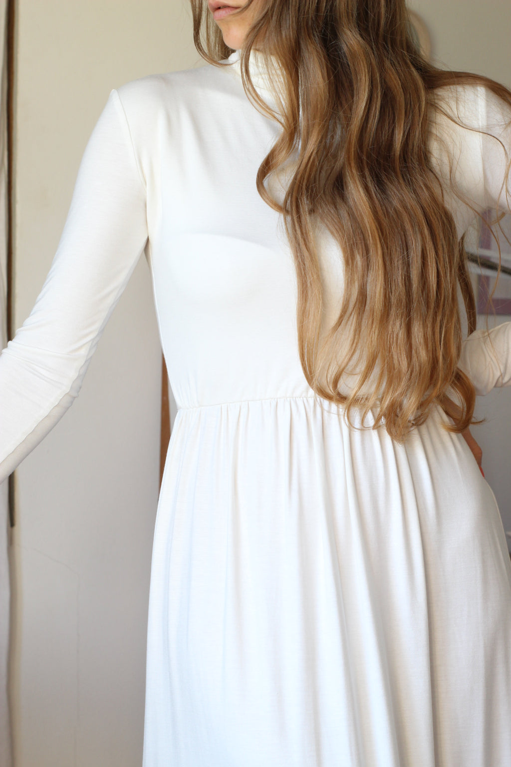 Vestito con collo alto