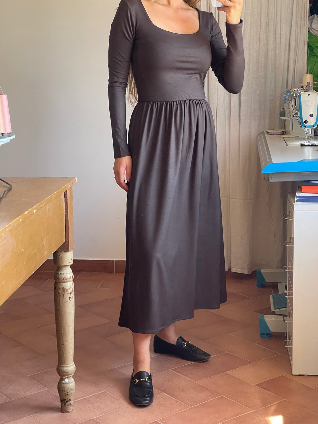 Vestito con scollo quadrato