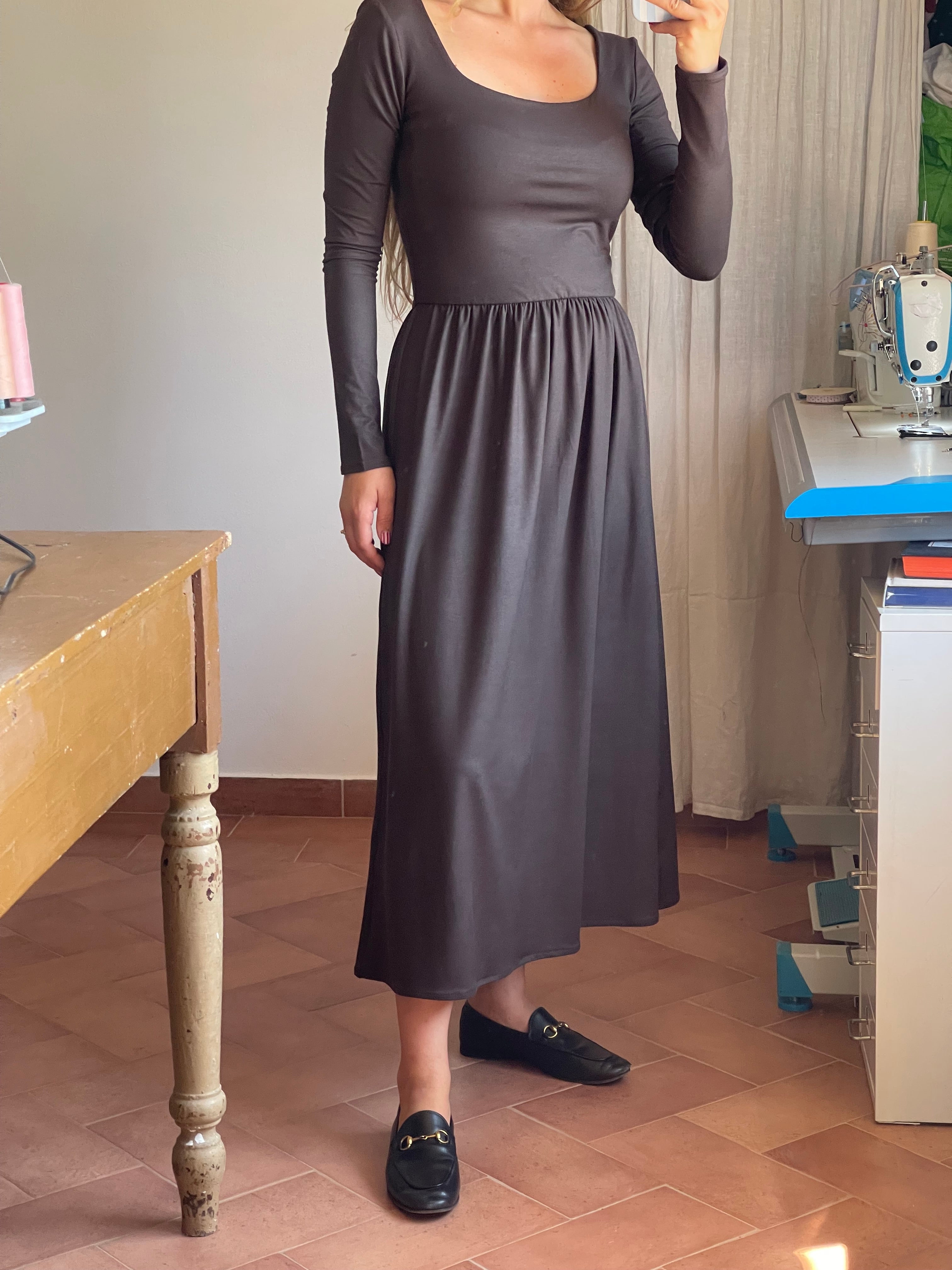 Vestito con scollo quadrato