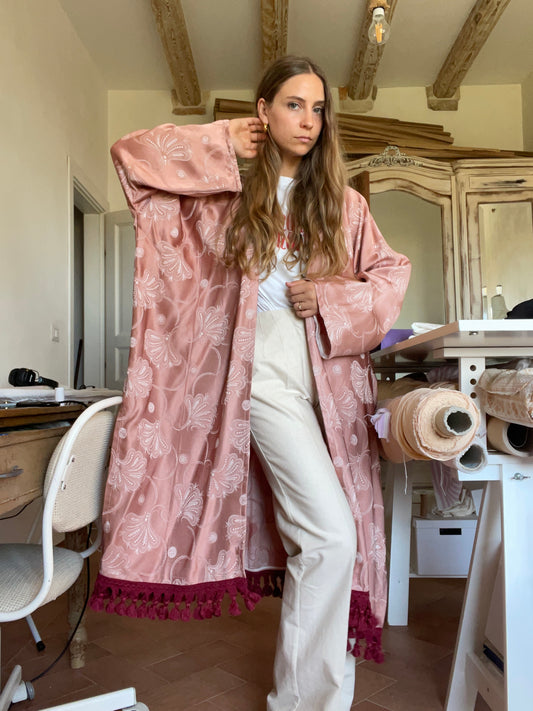 Kimono color rosa con passamaneria