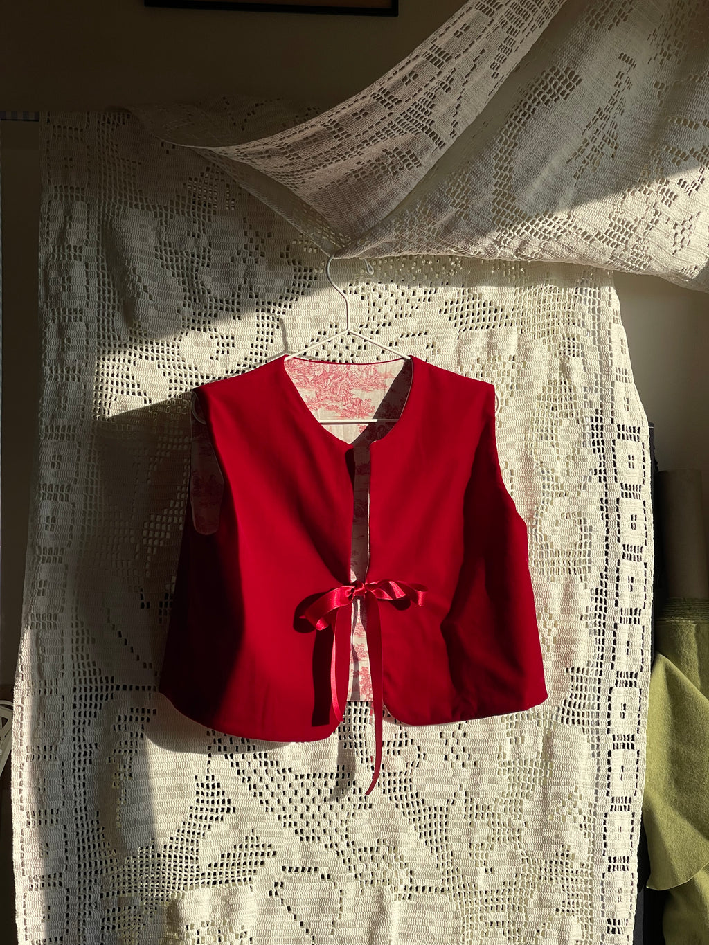 Gilet velluto rosso e toile de jouy