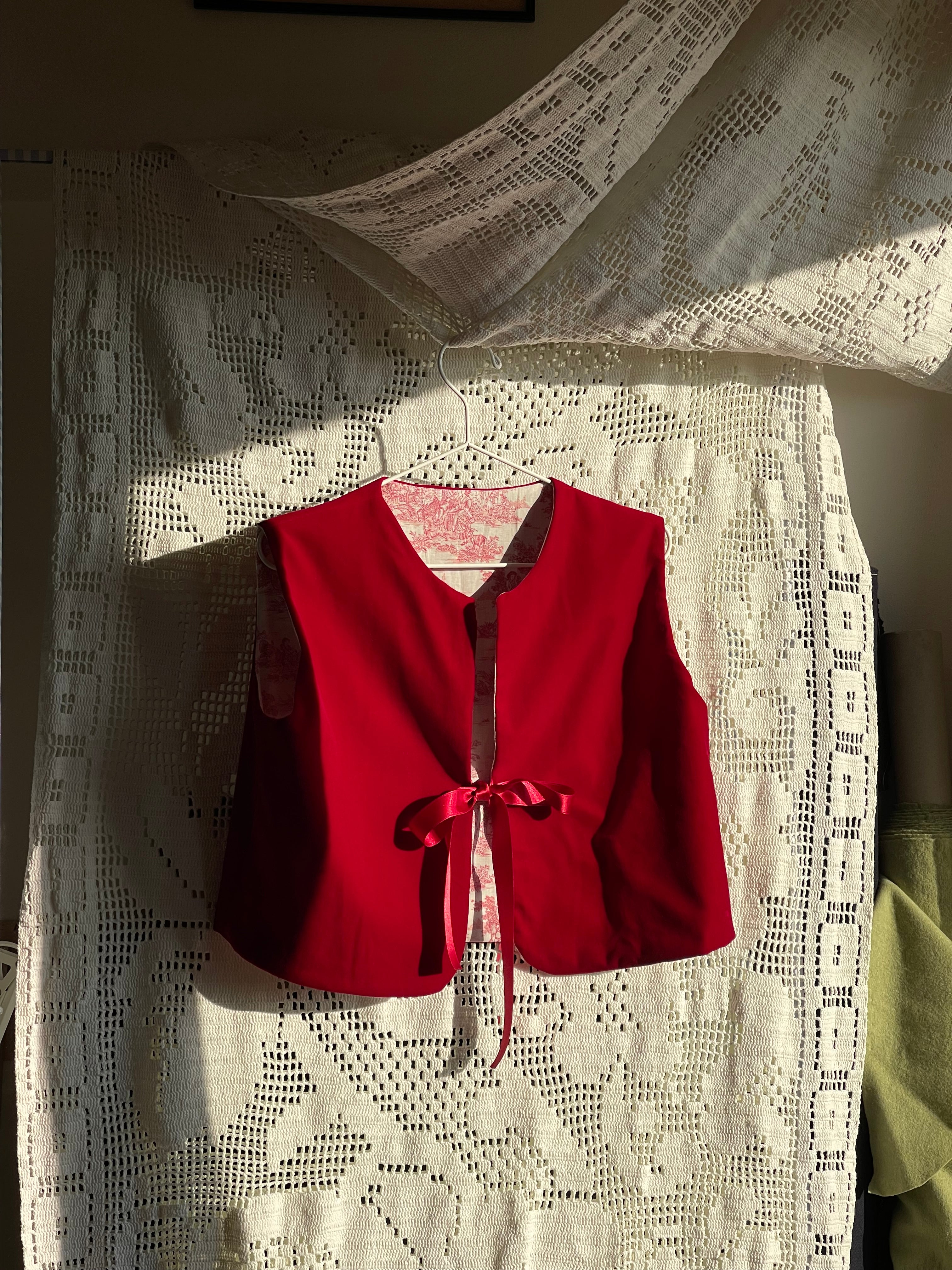 Gilet velluto rosso e toile de jouy