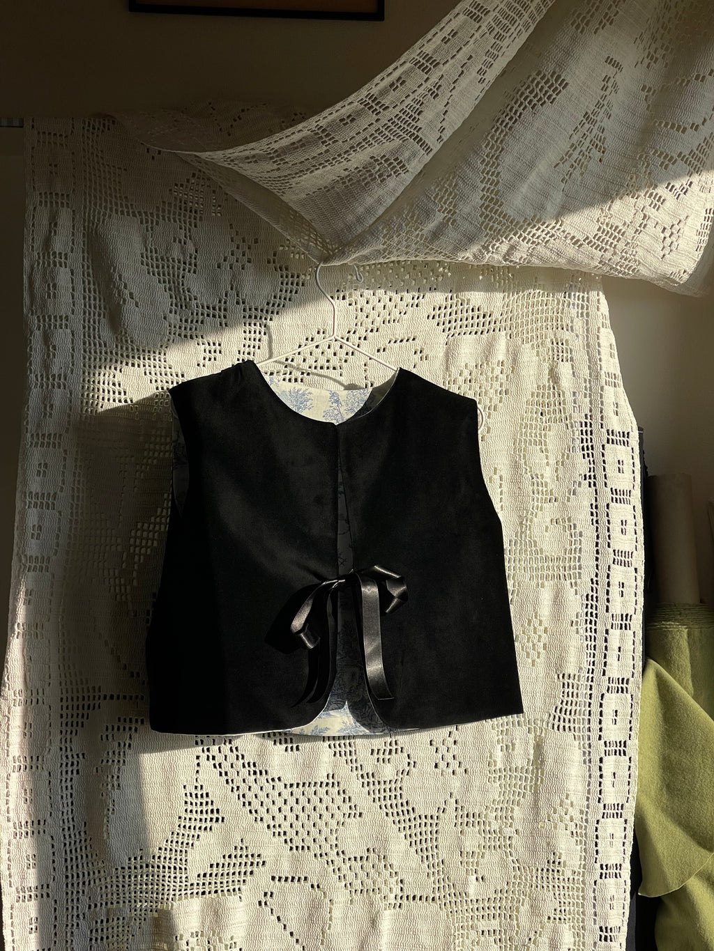 Gilet velluto nero e toile de jouy