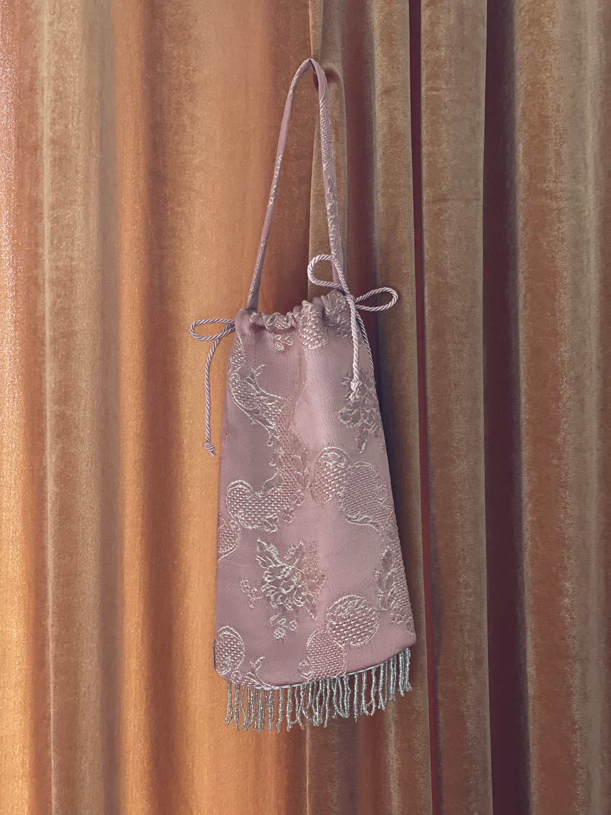 Borsina jacquard con frange perline