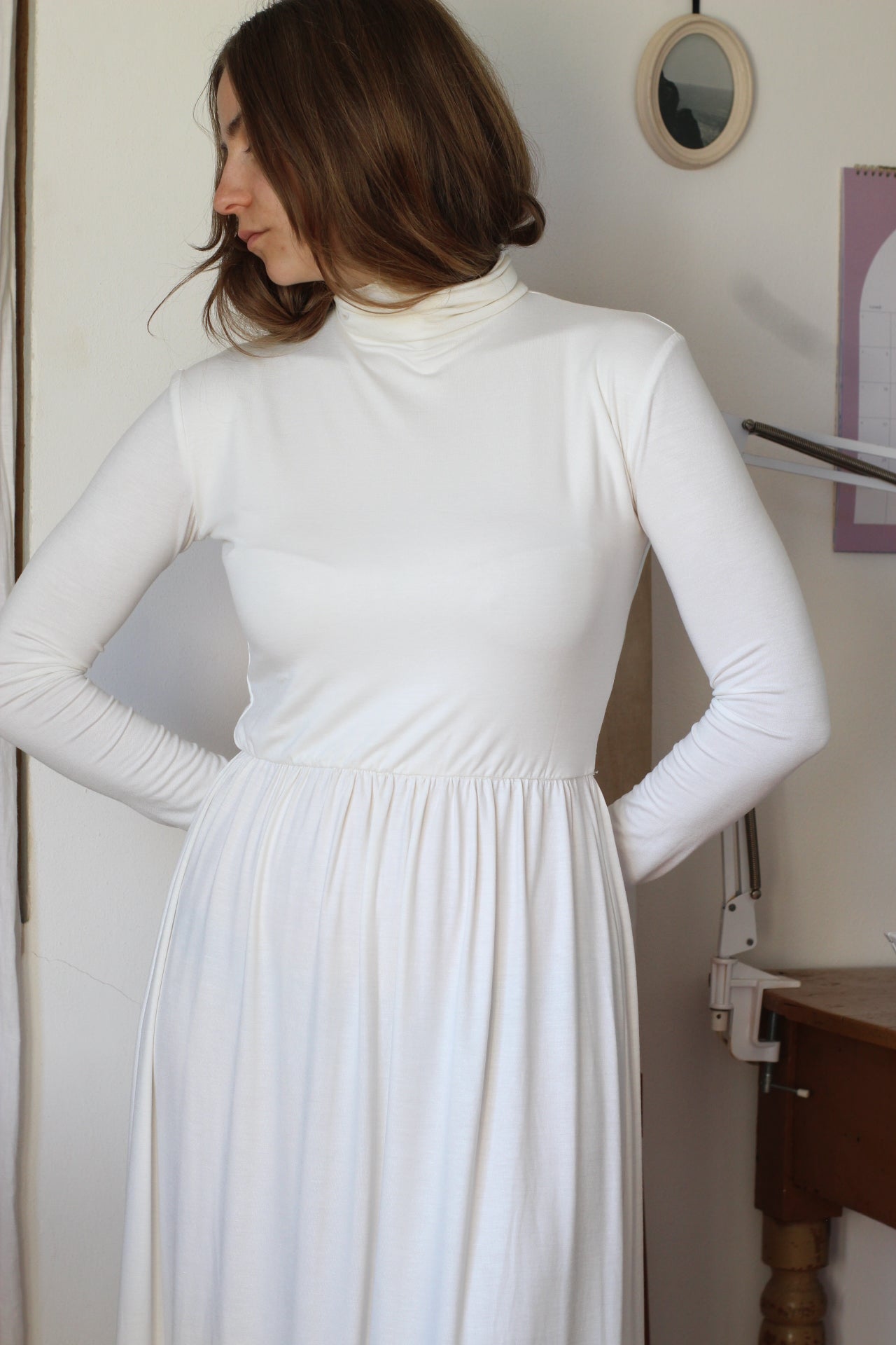 Vestito con collo alto