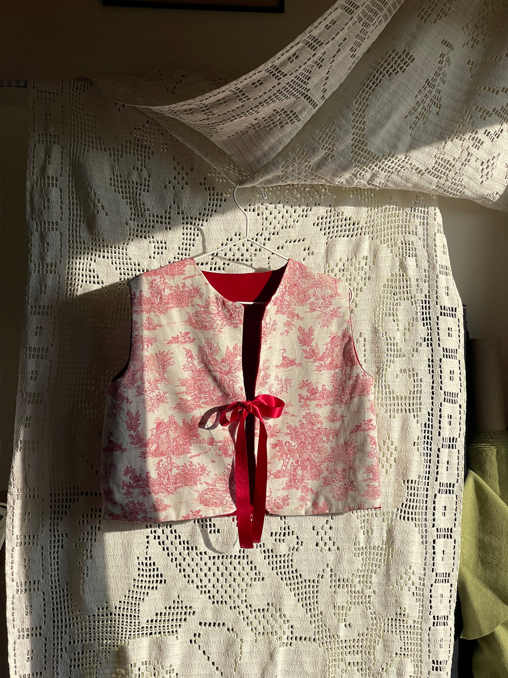 Gilet velluto rosso e toile de jouy