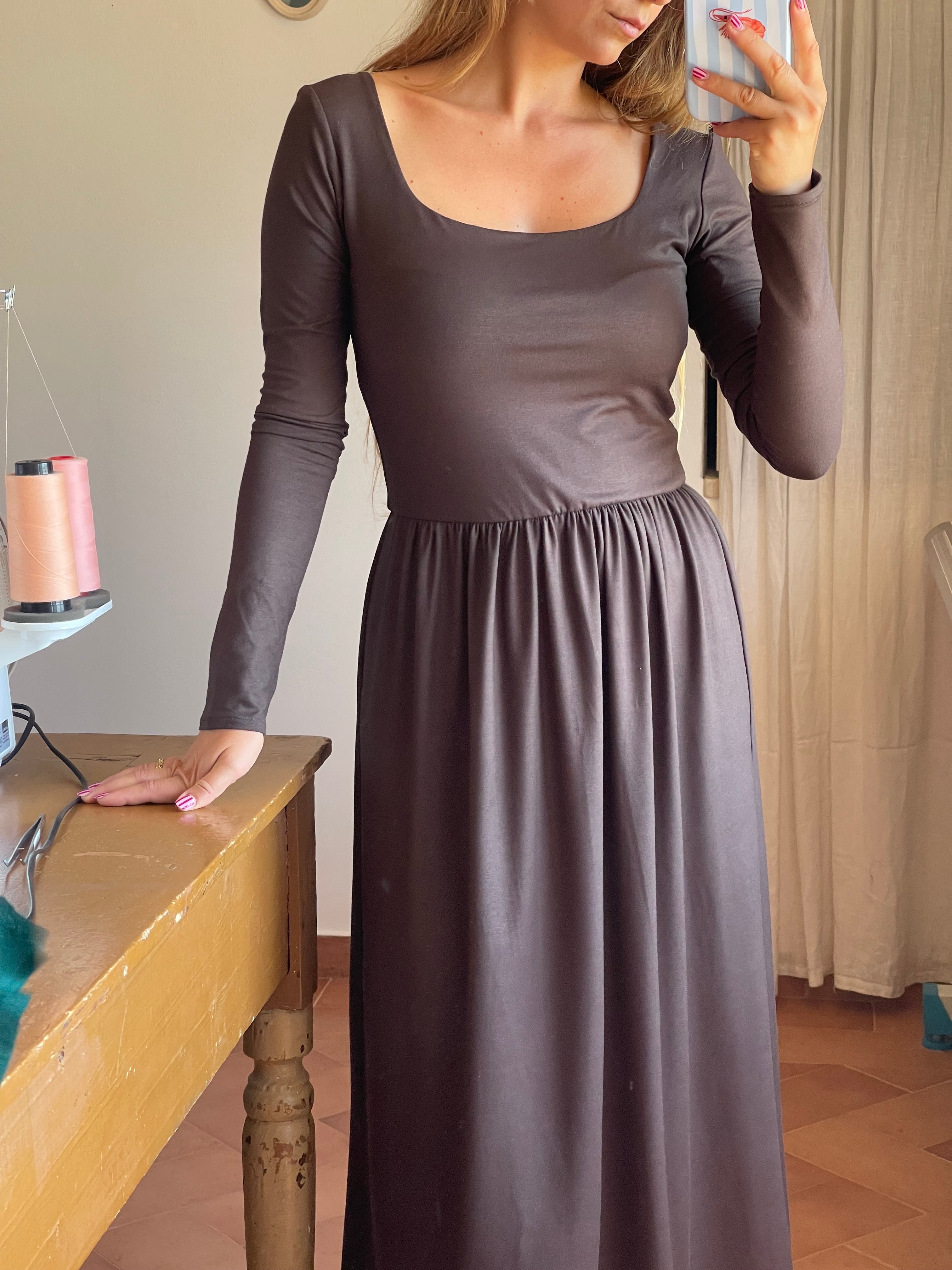 Vestito con scollo quadrato