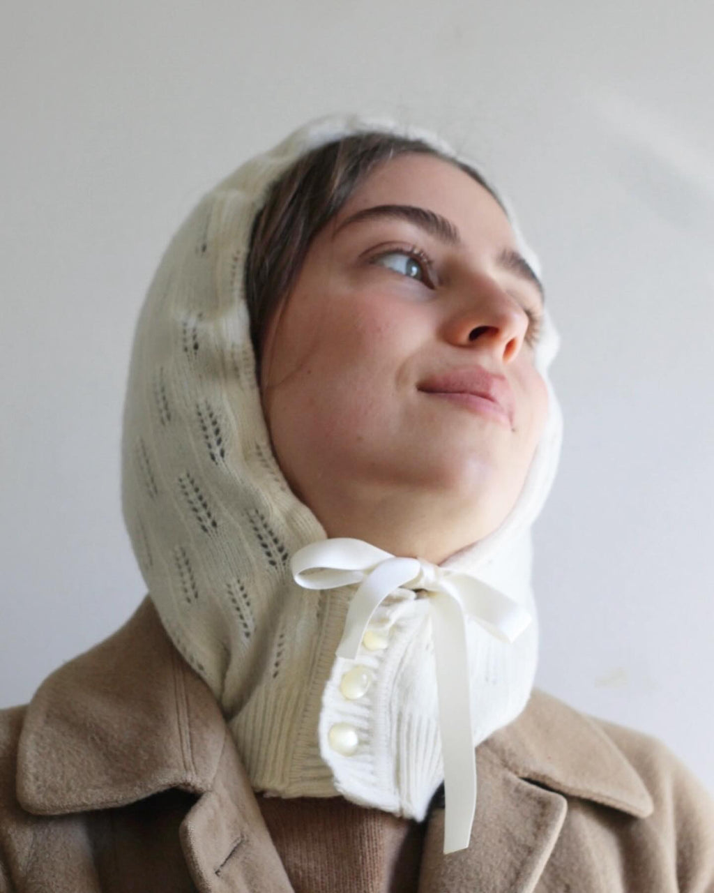 Balaclava bonnet panna con bottoni e fiocco