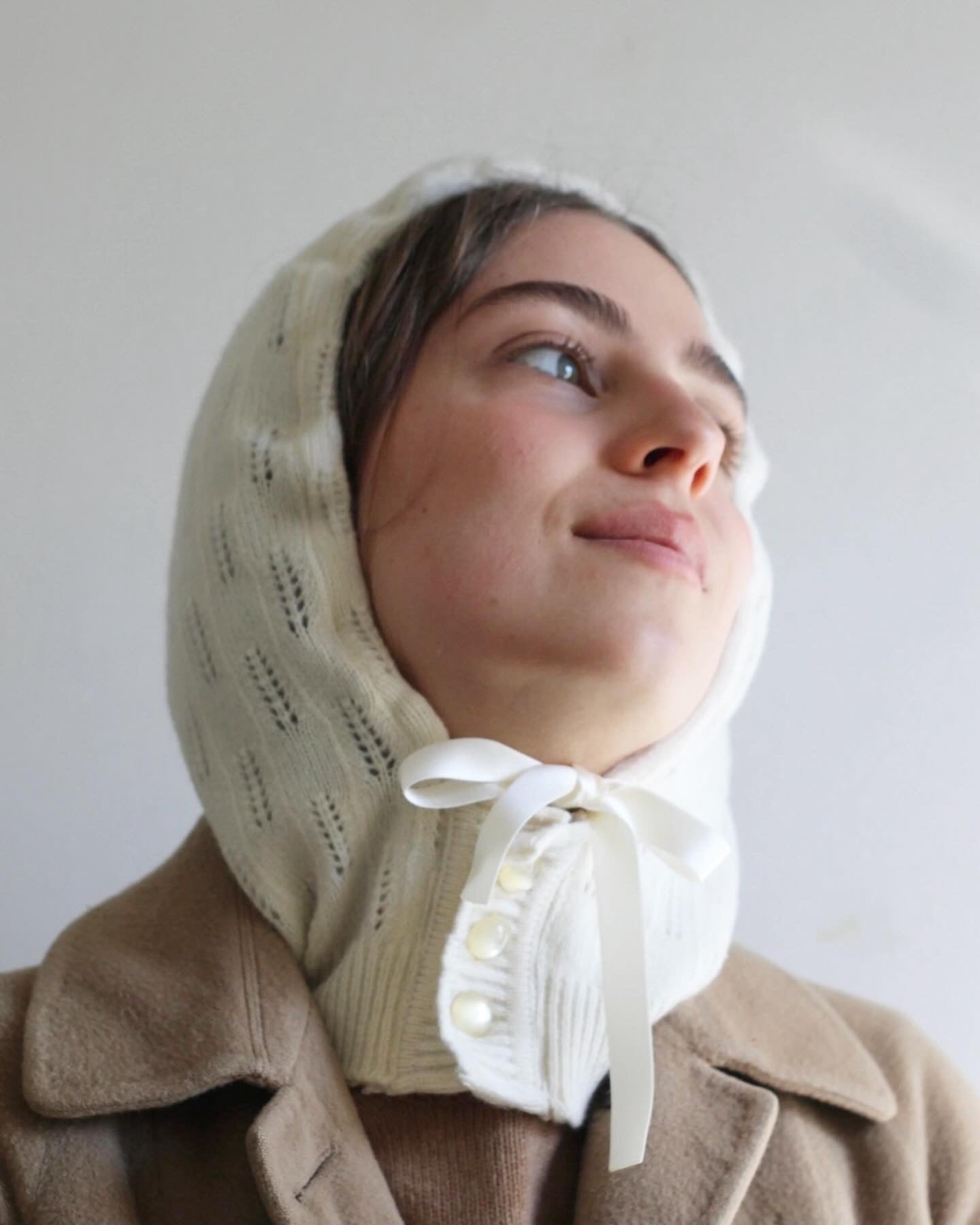 Balaclava bonnet panna con bottoni e fiocco