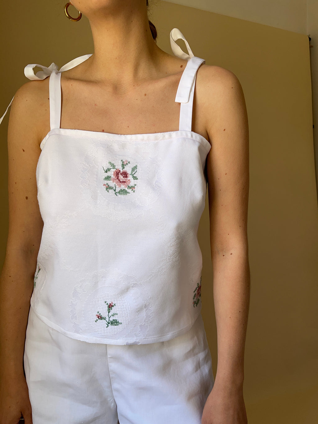 Top SPF cotone ricamato