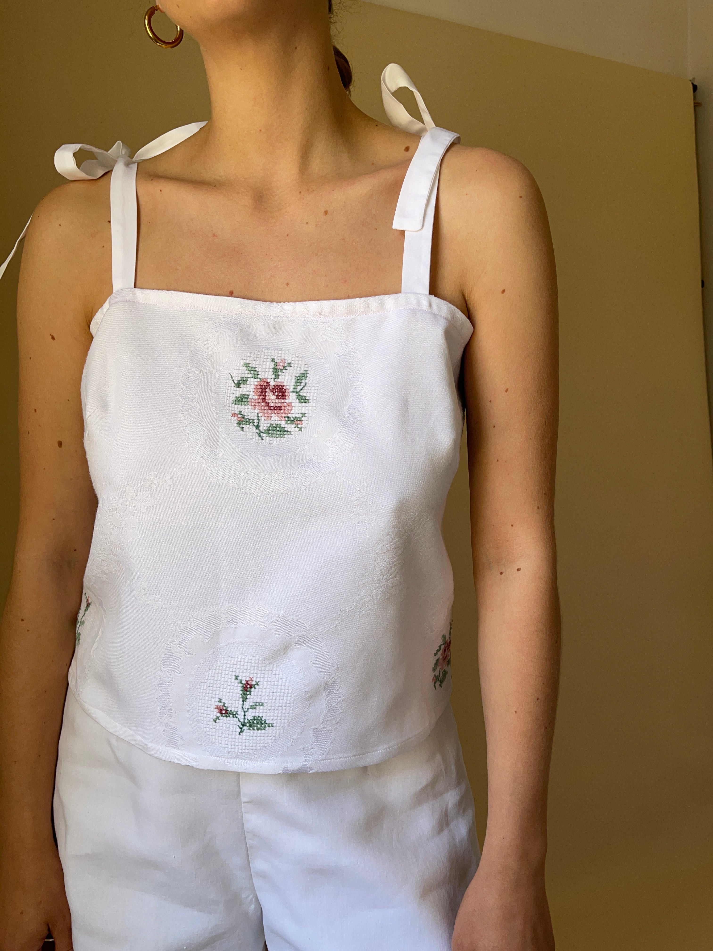 Top SPF cotone ricamato