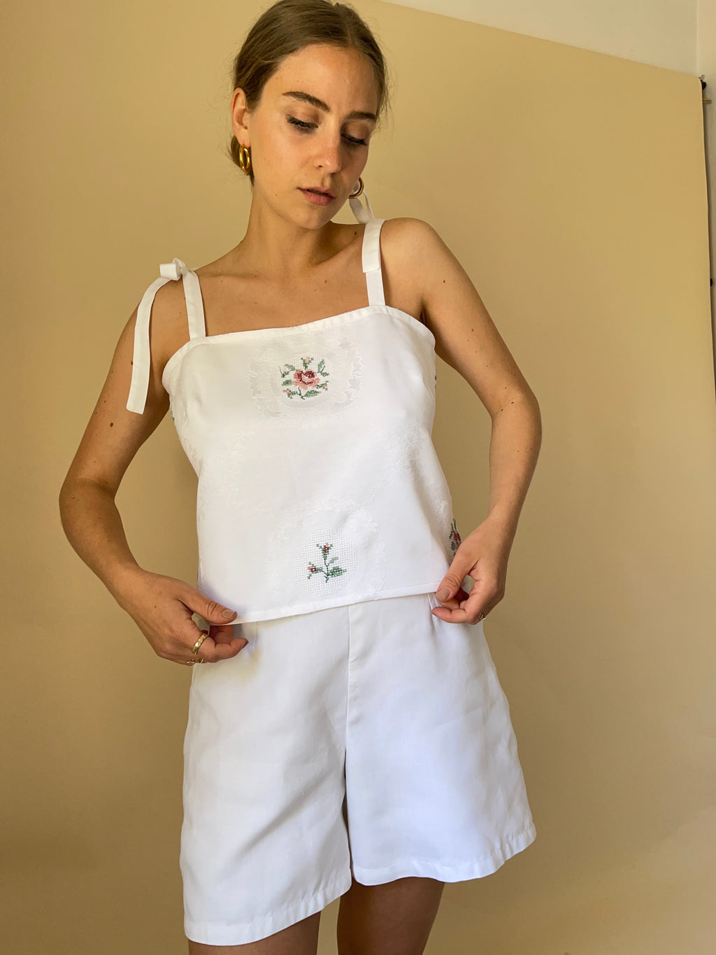 Top SPF cotone ricamato