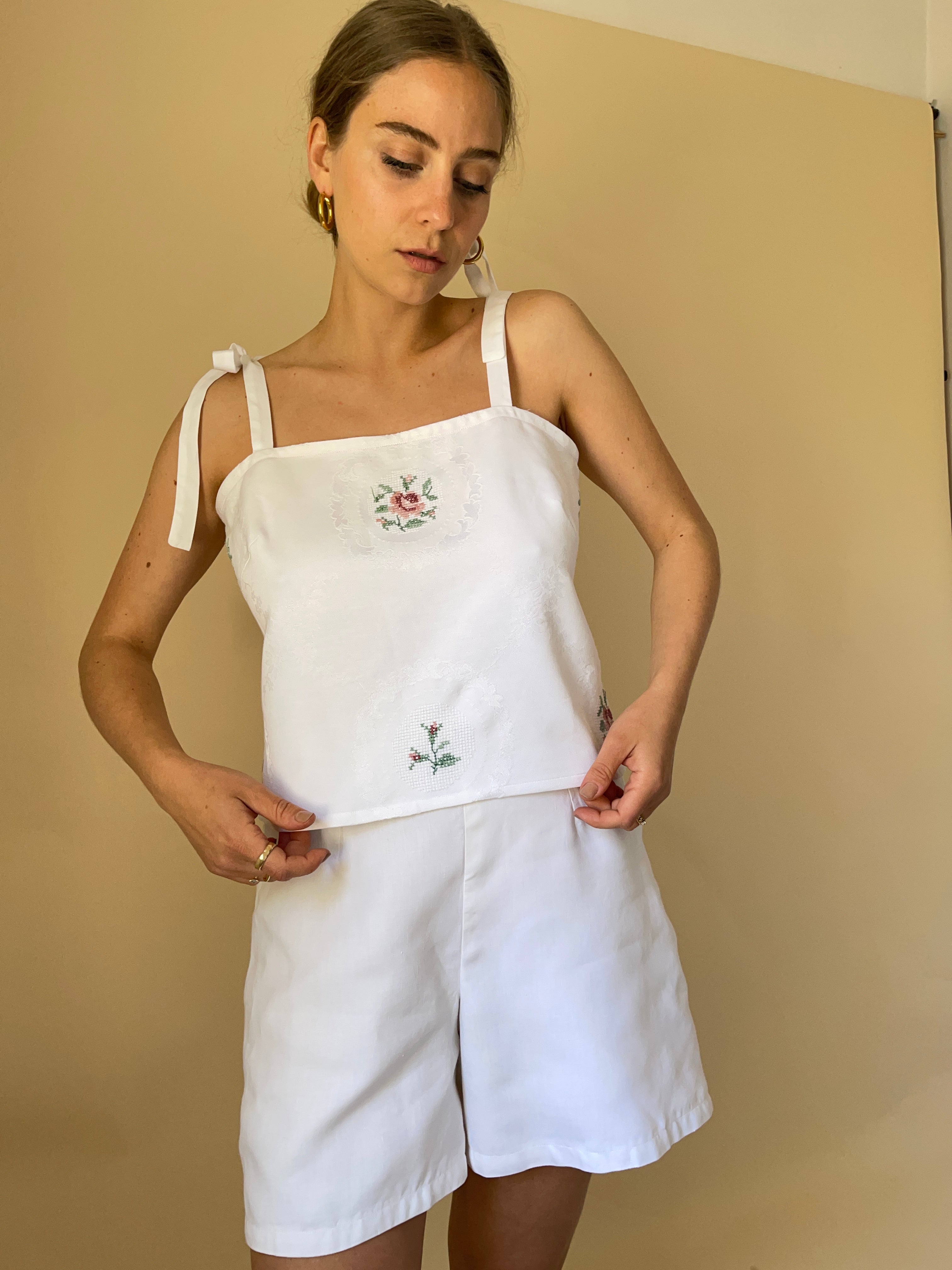 Top SPF cotone ricamato