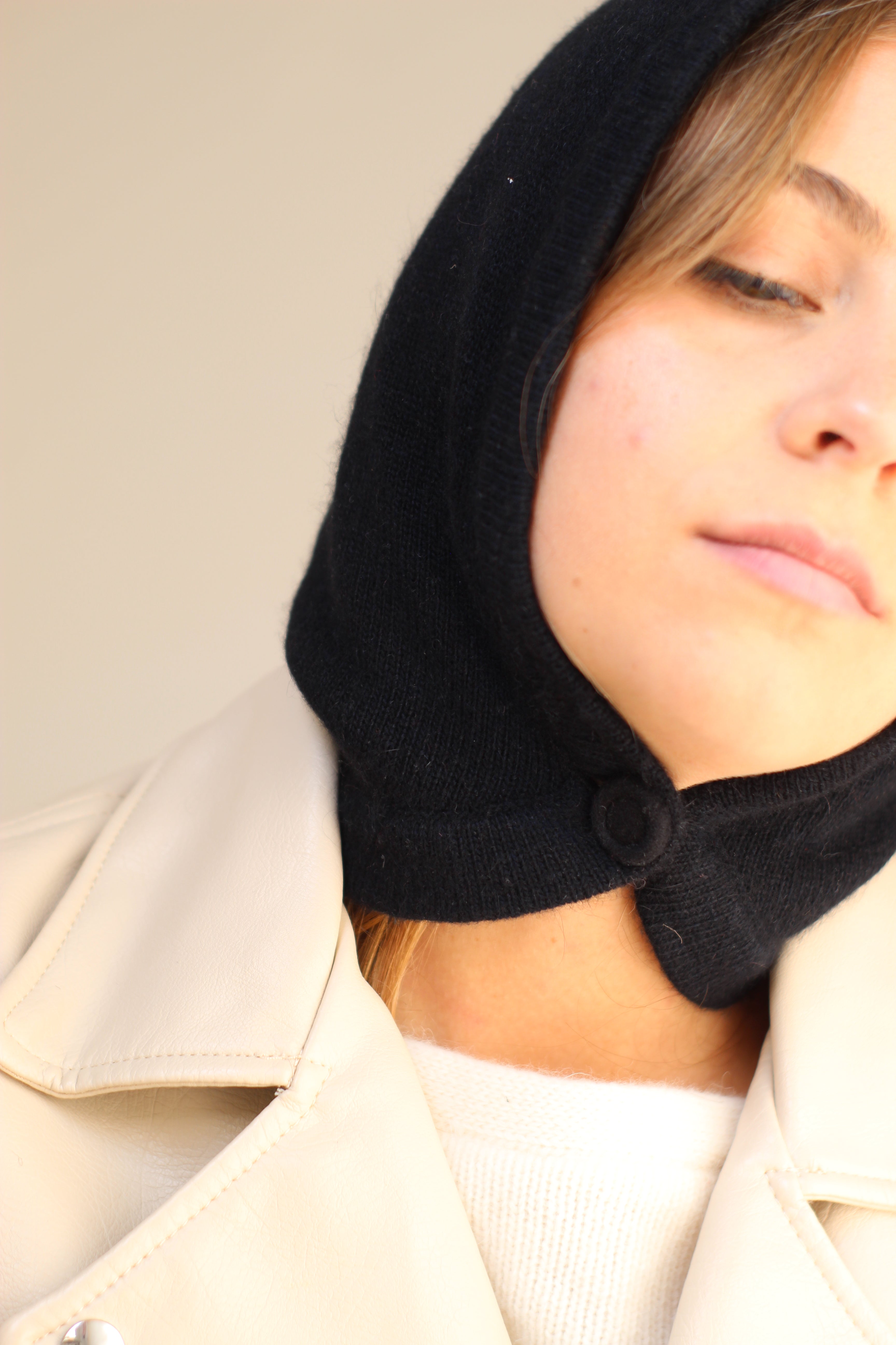 Balaclava nero con bottone