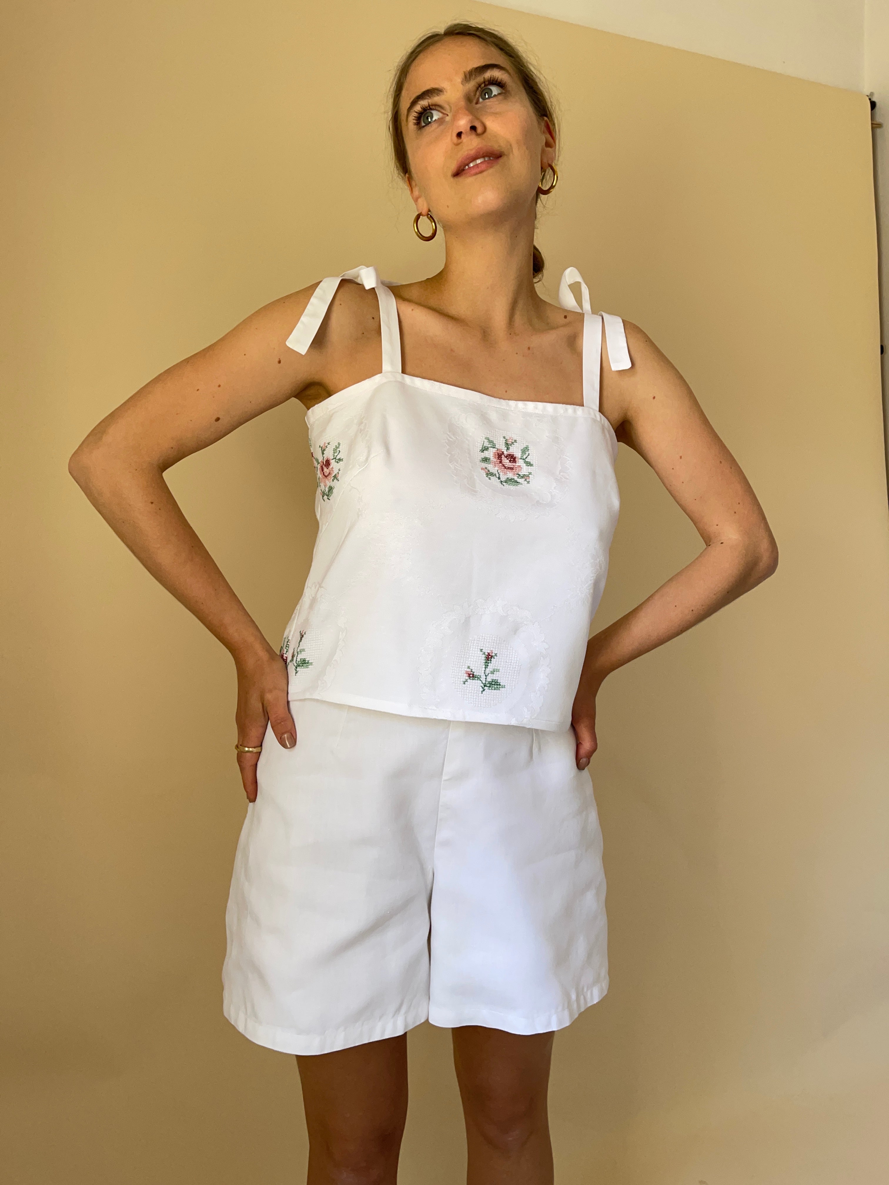 Top SPF cotone ricamato