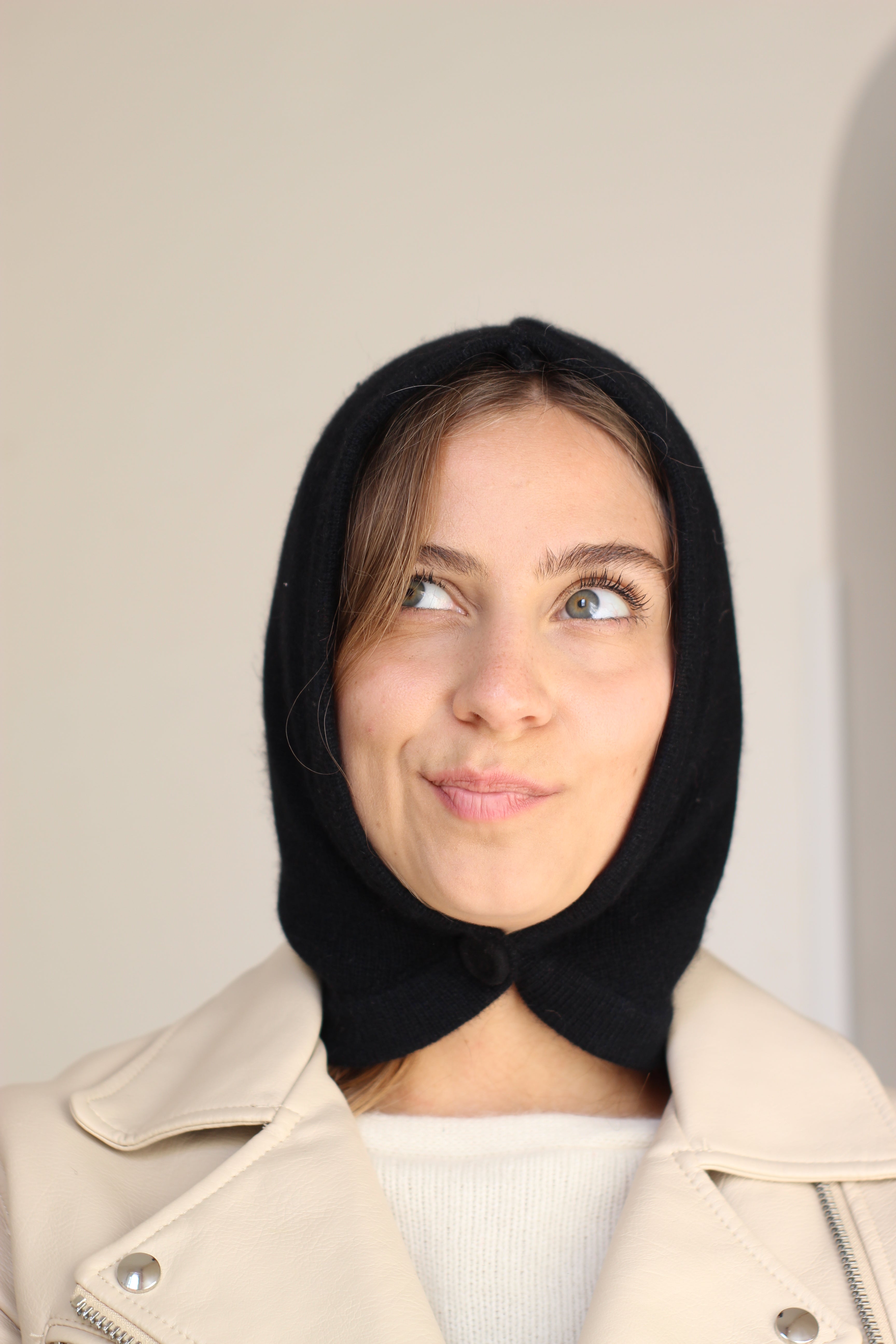 Balaclava nero con bottone