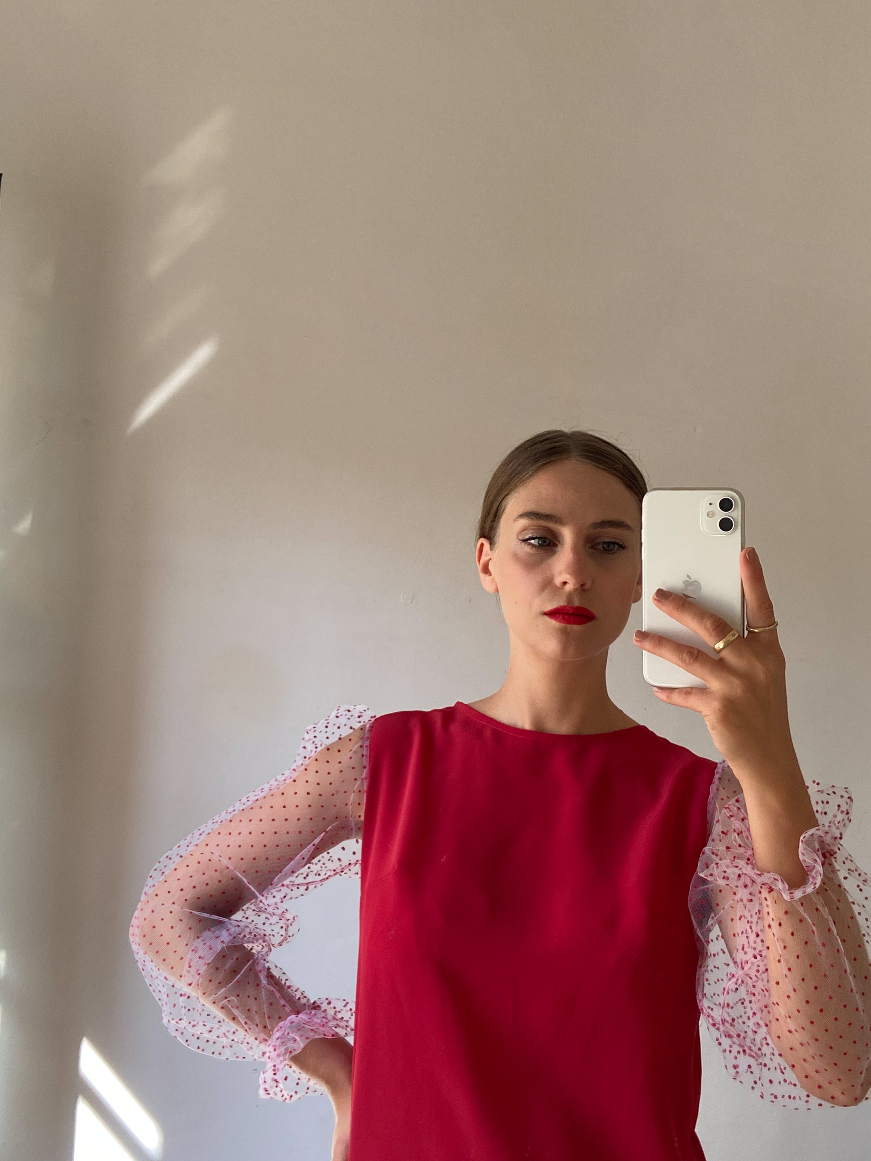 Blusa con maniche a pois in tulle