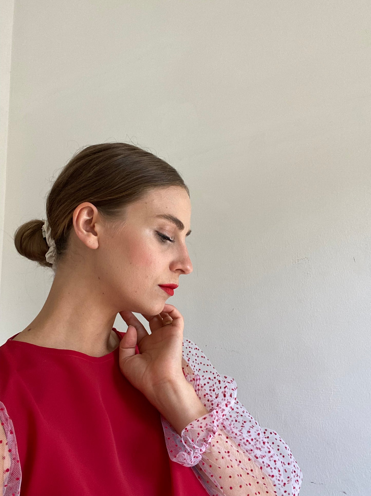 Blouse with polka dot sleeves in tulle