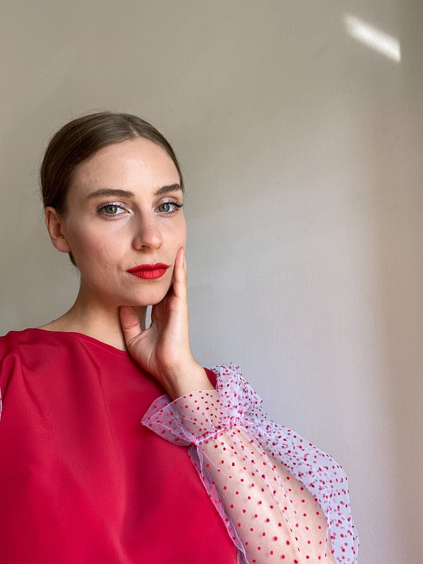 Blouse with polka dot sleeves in tulle