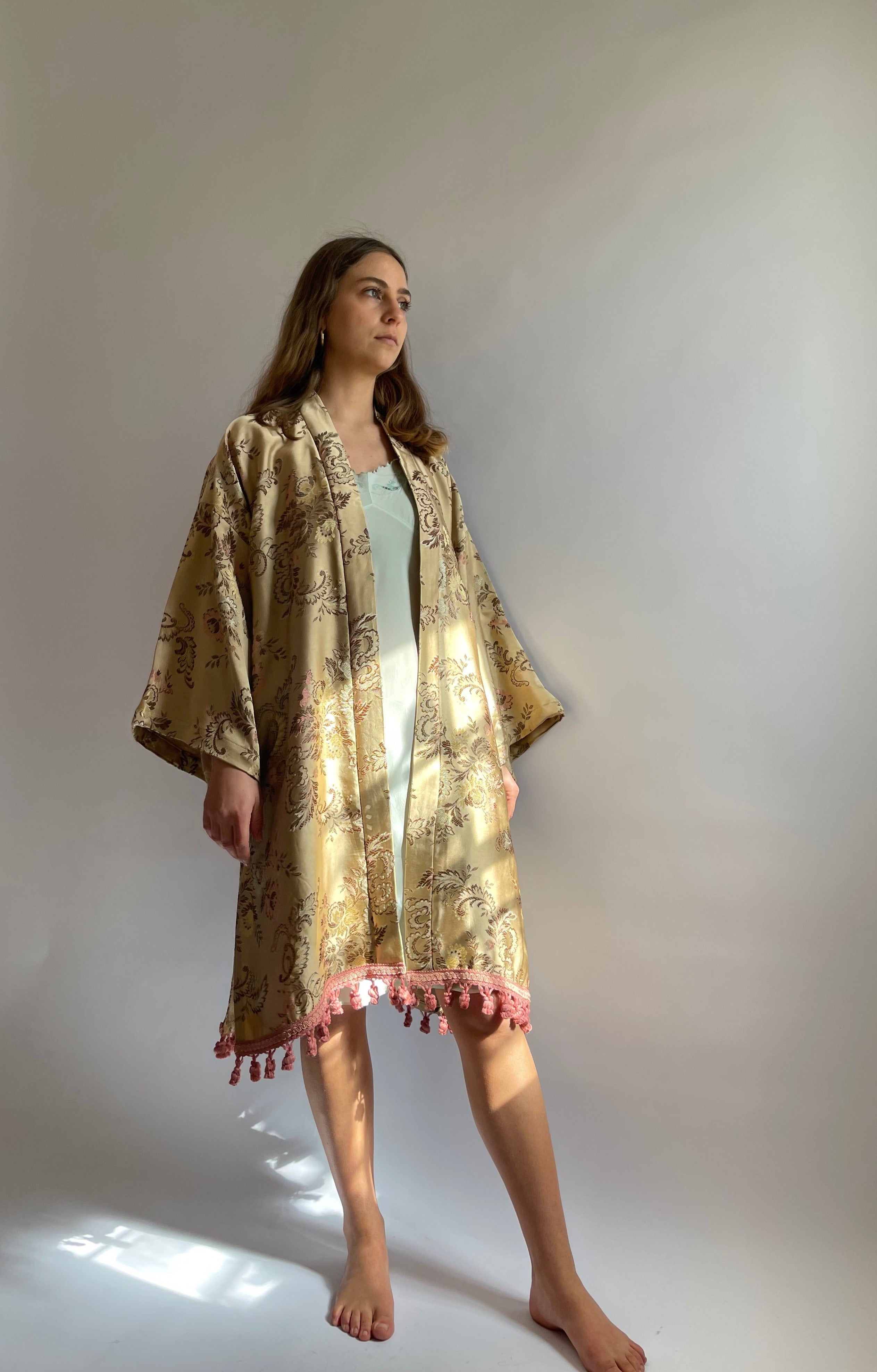 Kimono color beige con passamaneria