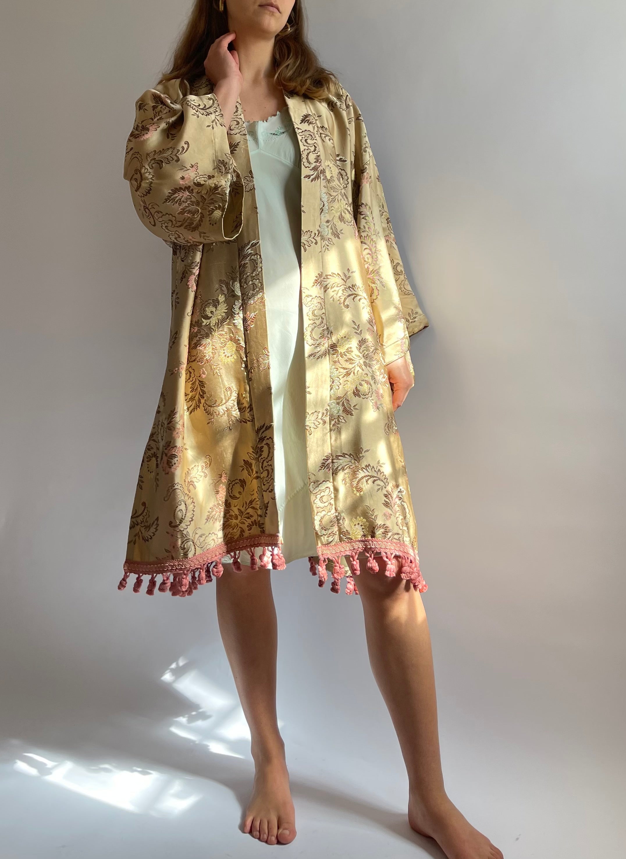 Kimono color beige con passamaneria