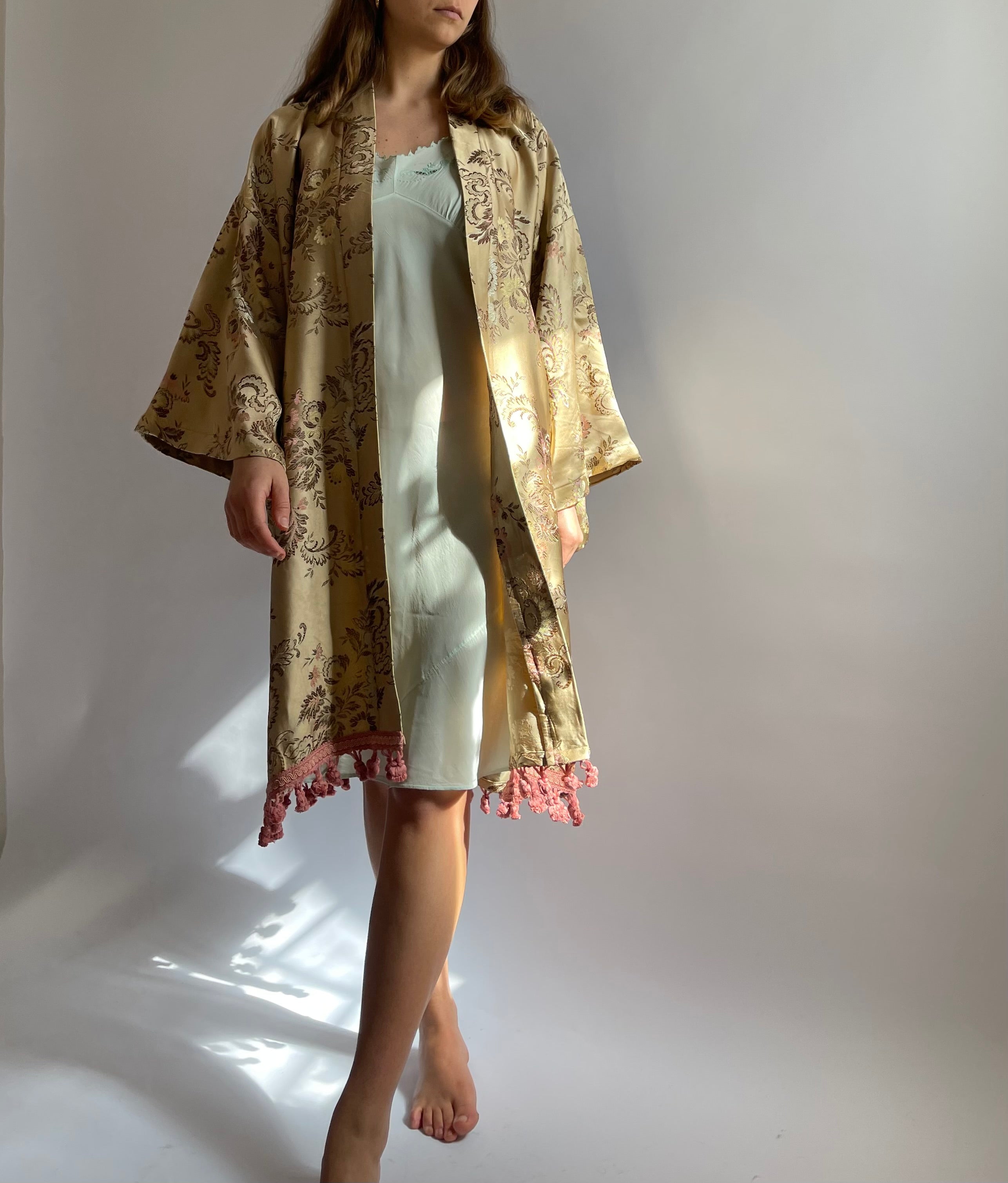 Kimono color beige con passamaneria
