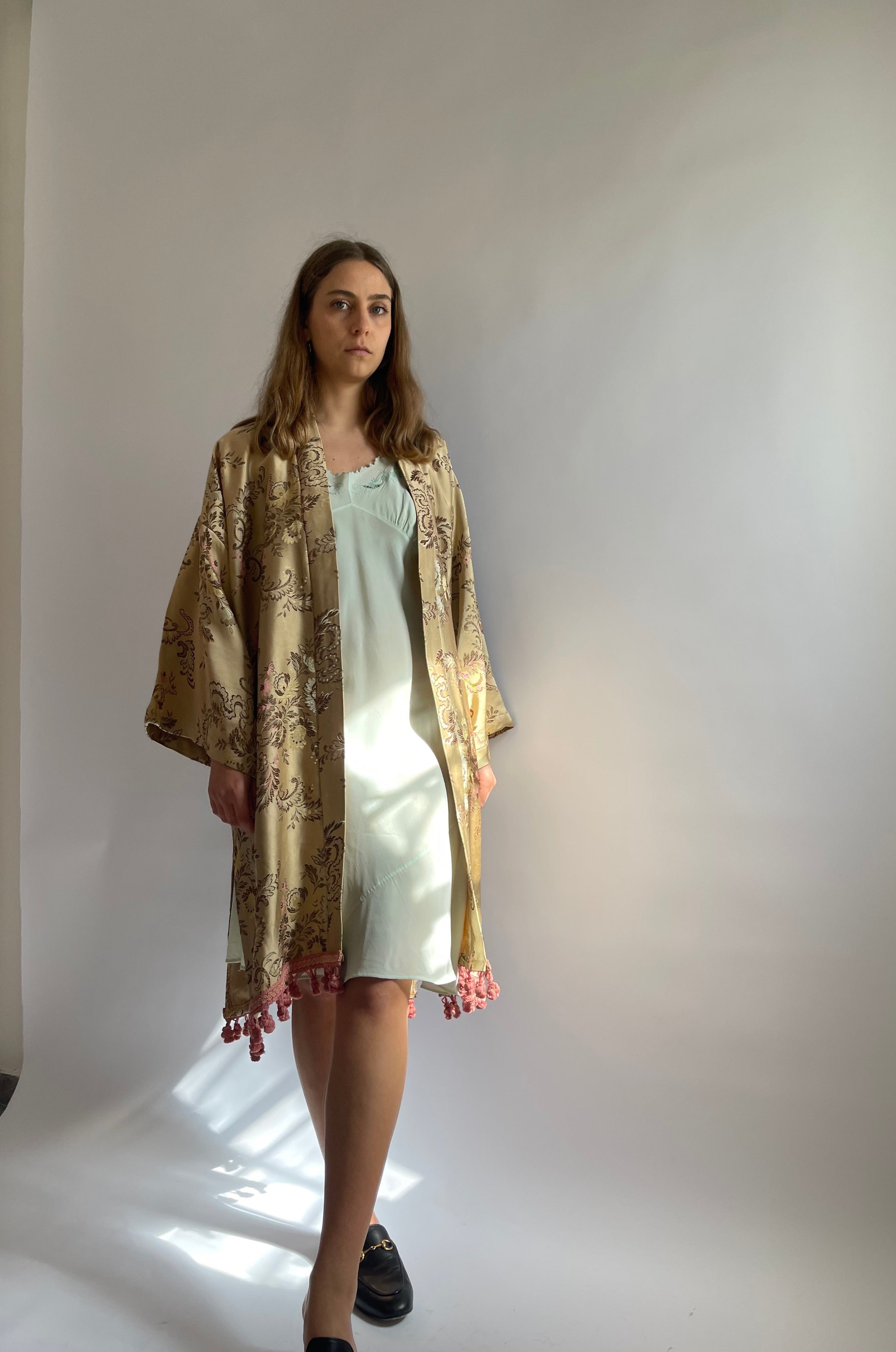 Kimono color beige con passamaneria