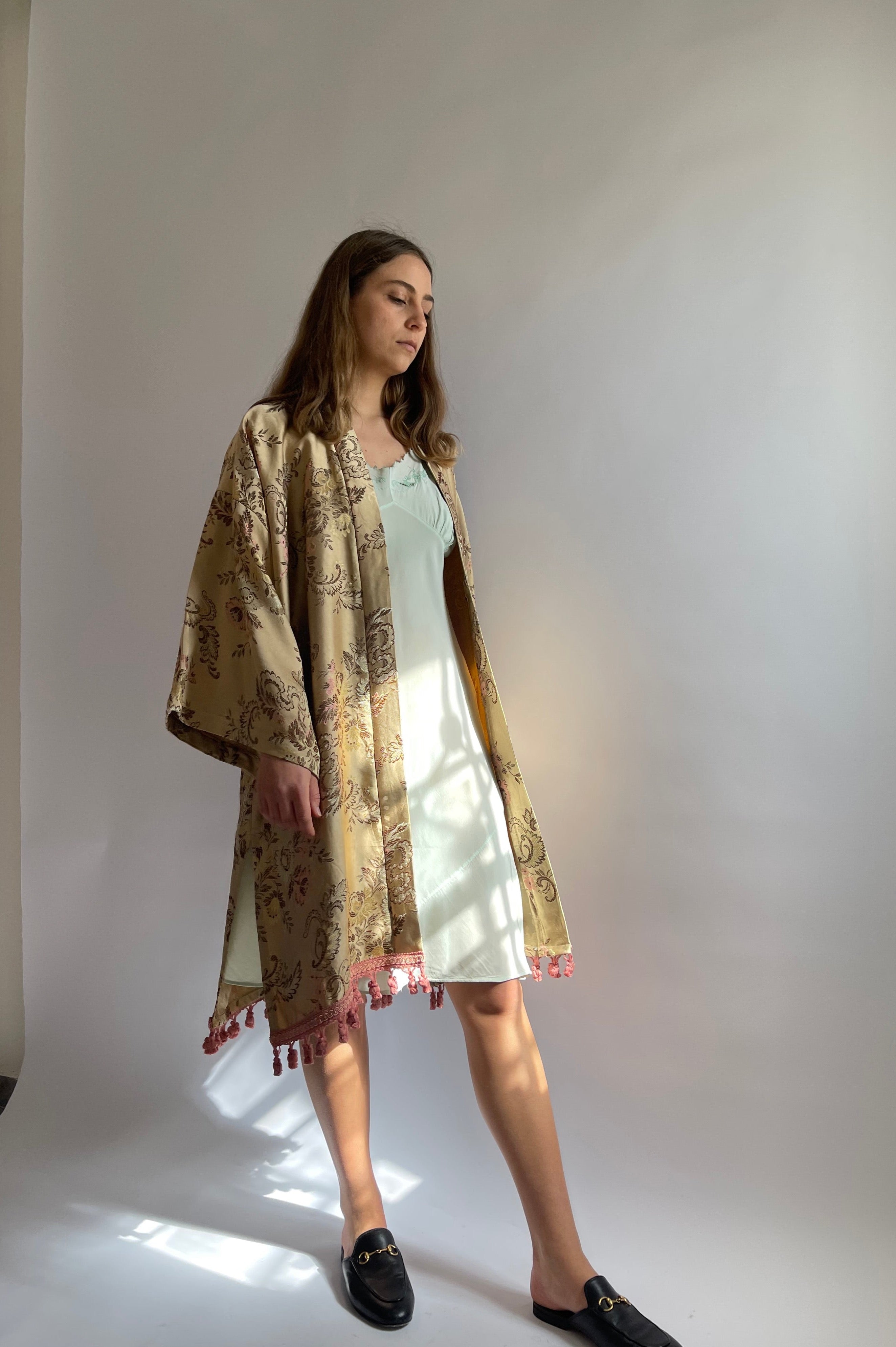 Kimono color beige con passamaneria