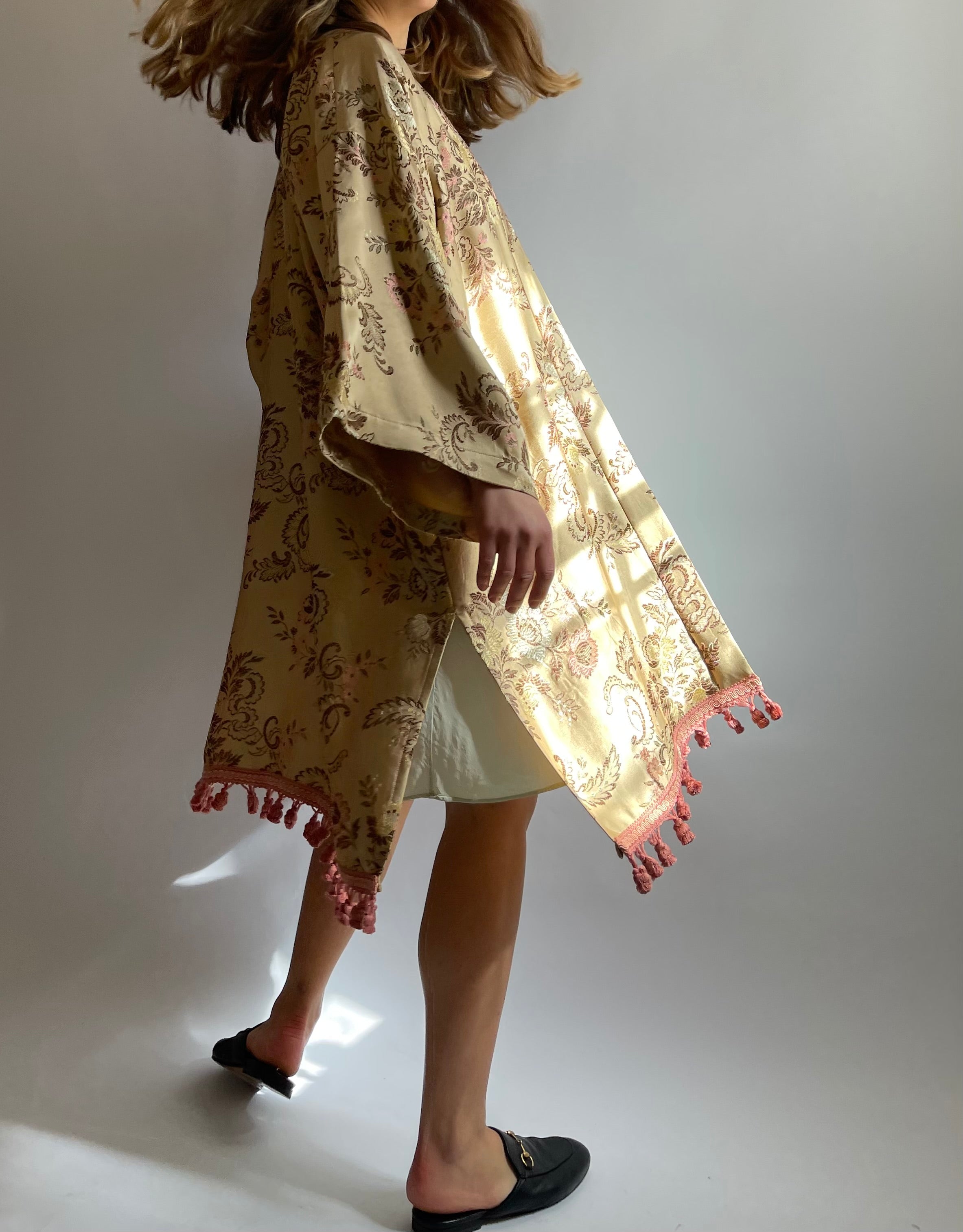 Kimono color beige con passamaneria