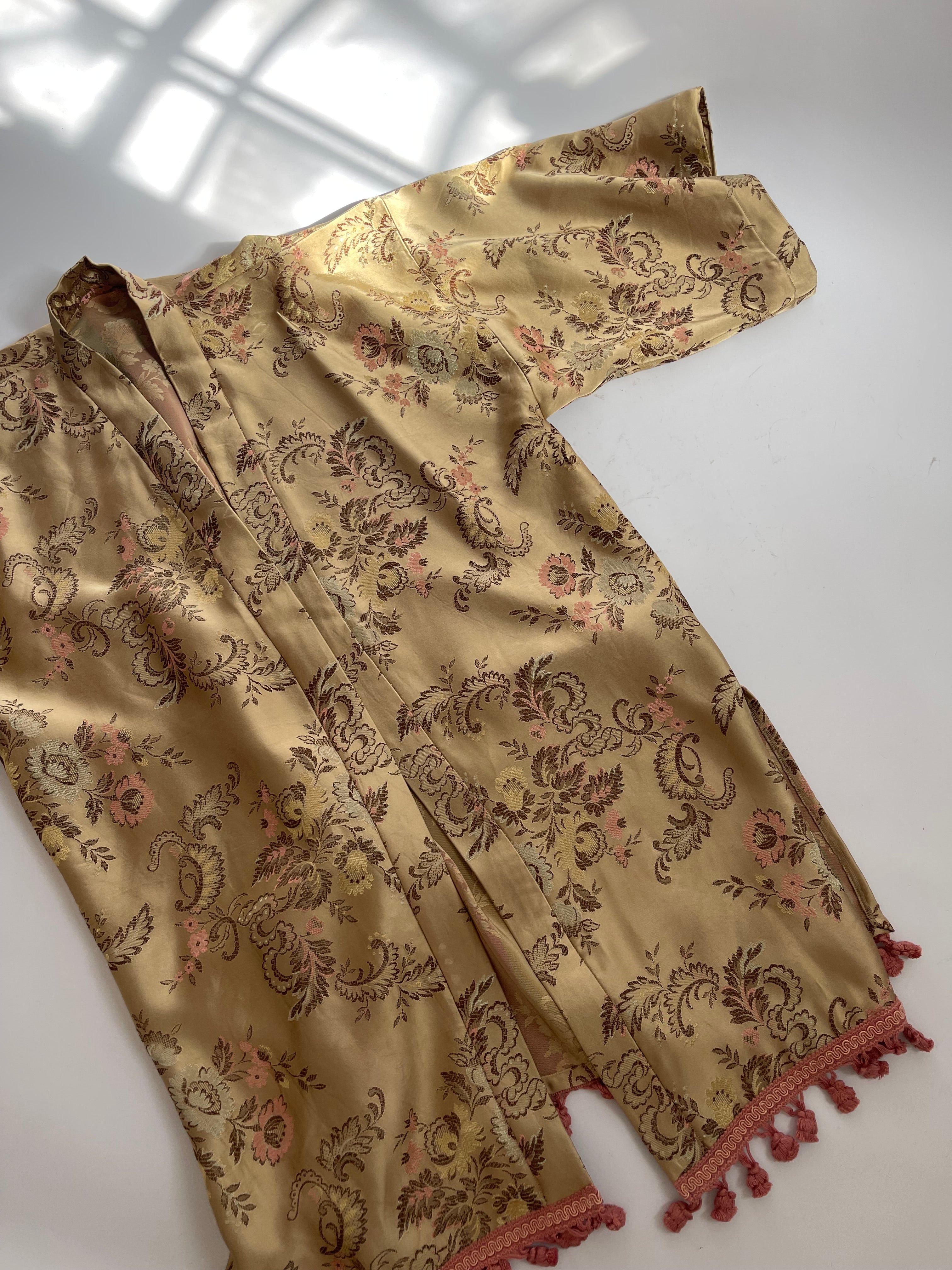 Kimono color beige con passamaneria