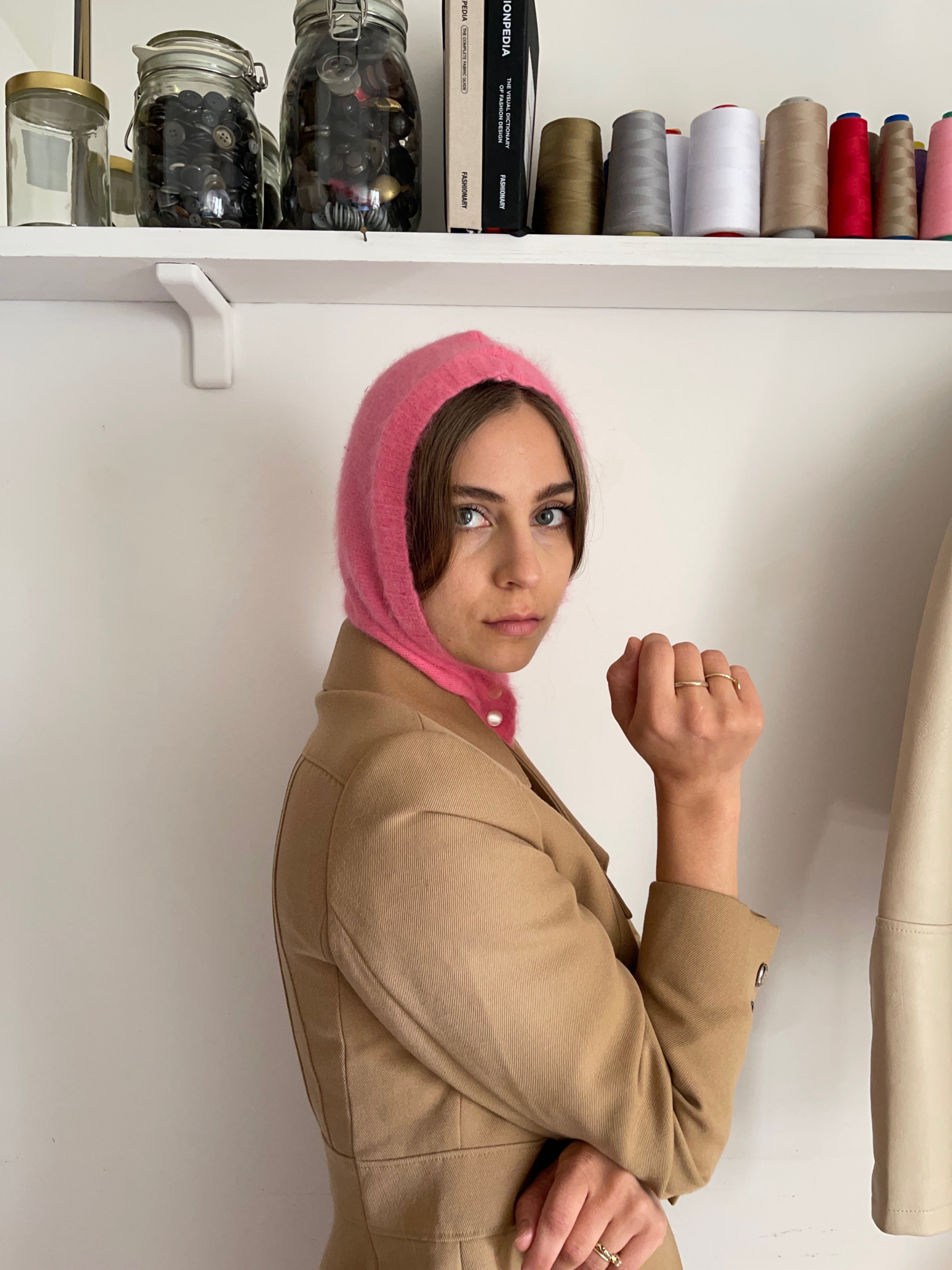 Balaclava fluffy rosa con bottoni