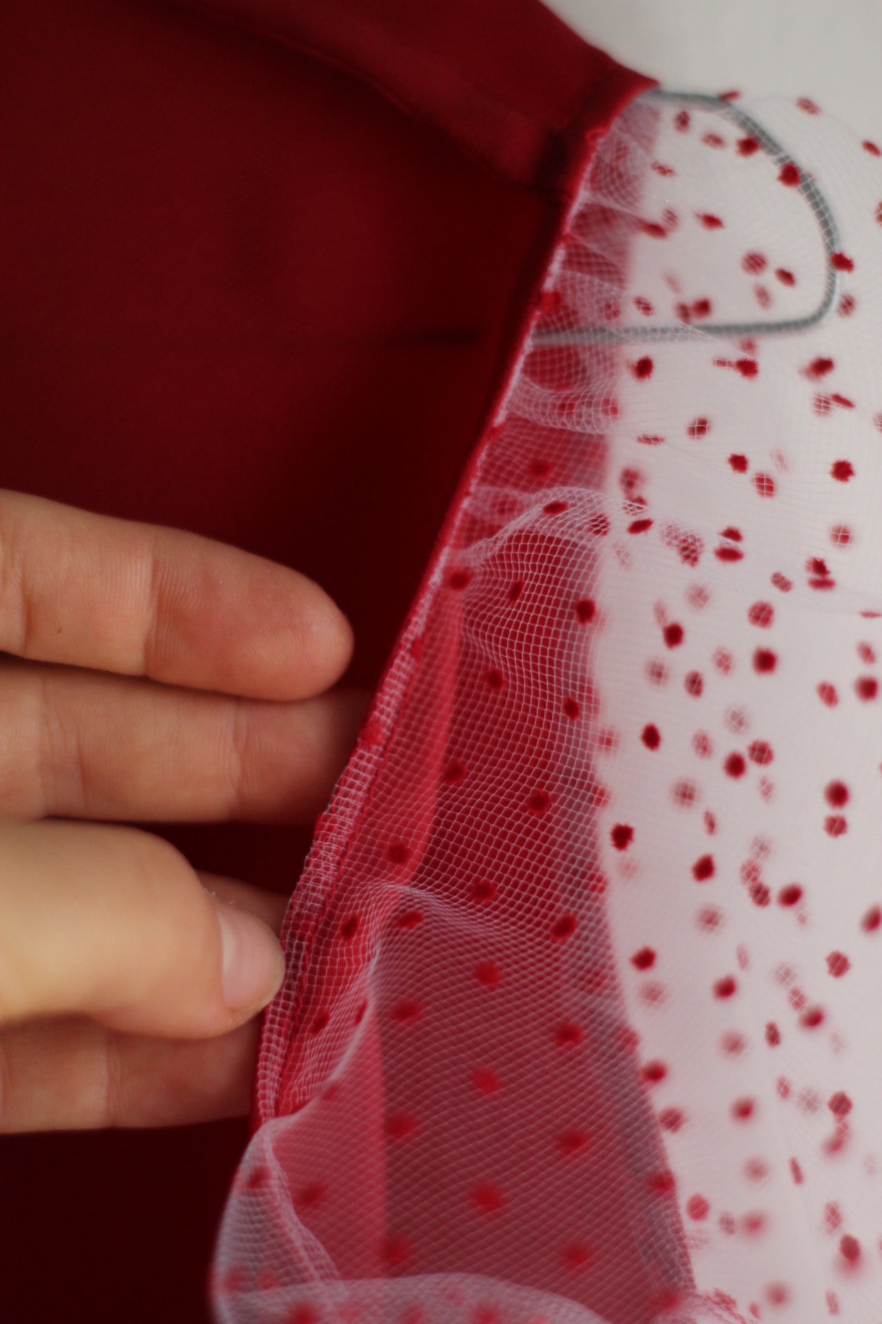 Blusa con maniche a pois in tulle