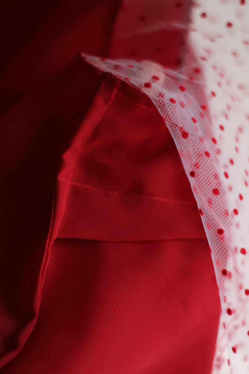 Blusa con maniche a pois in tulle