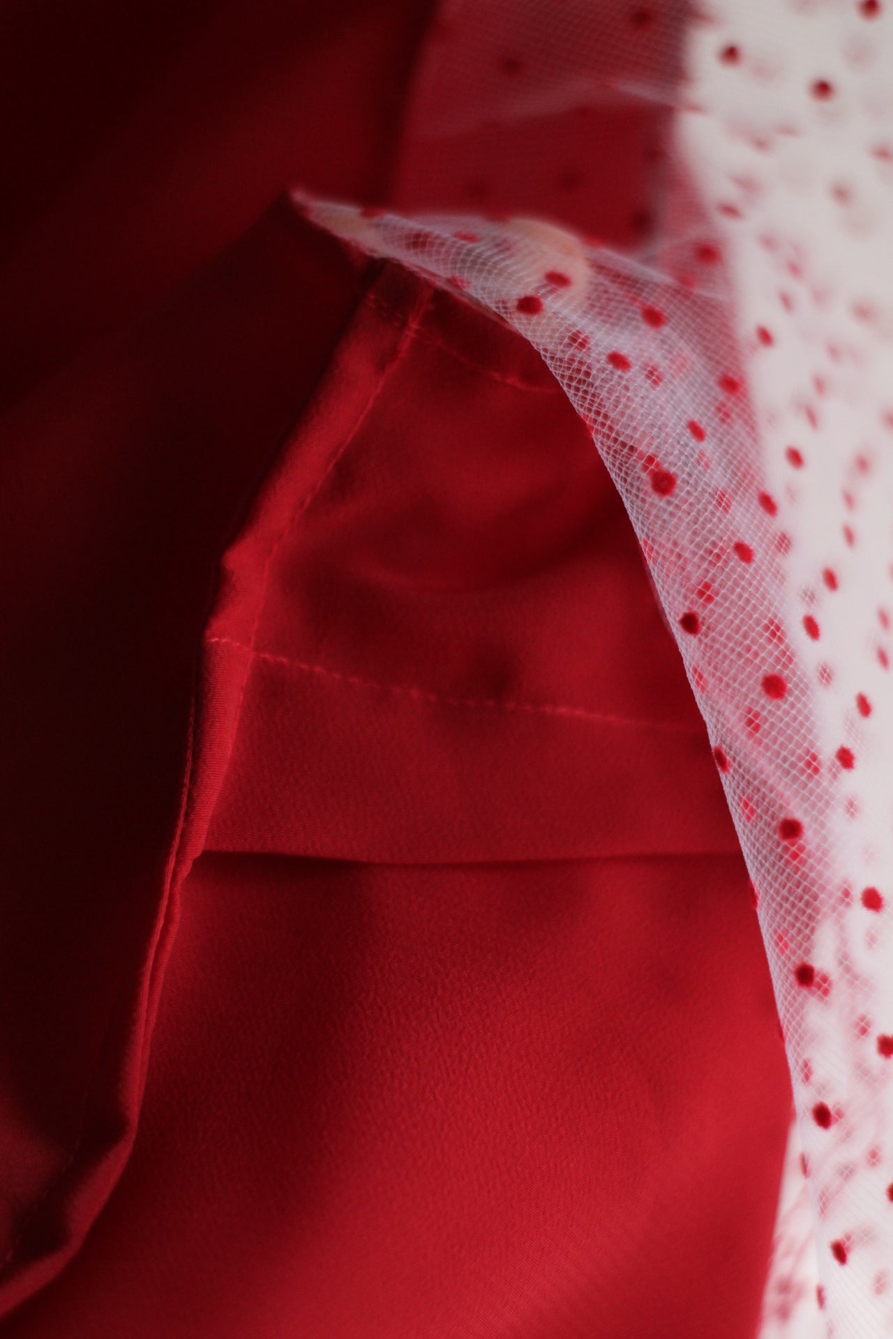 Blusa con maniche a pois in tulle