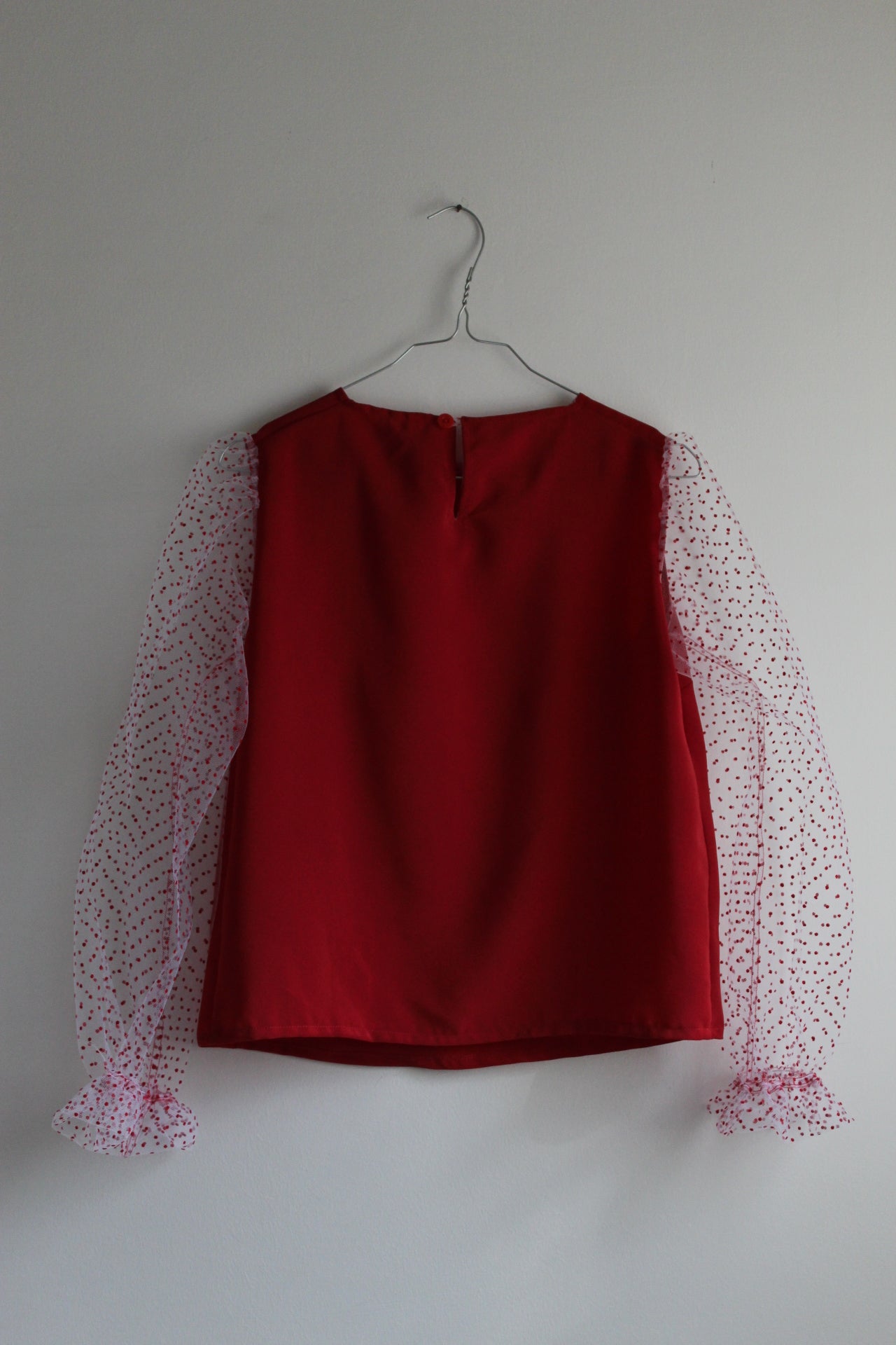 Blouse with polka dot sleeves in tulle