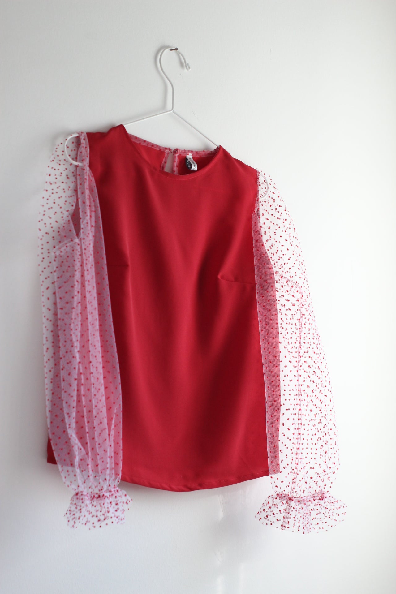 Blouse with polka dot sleeves in tulle