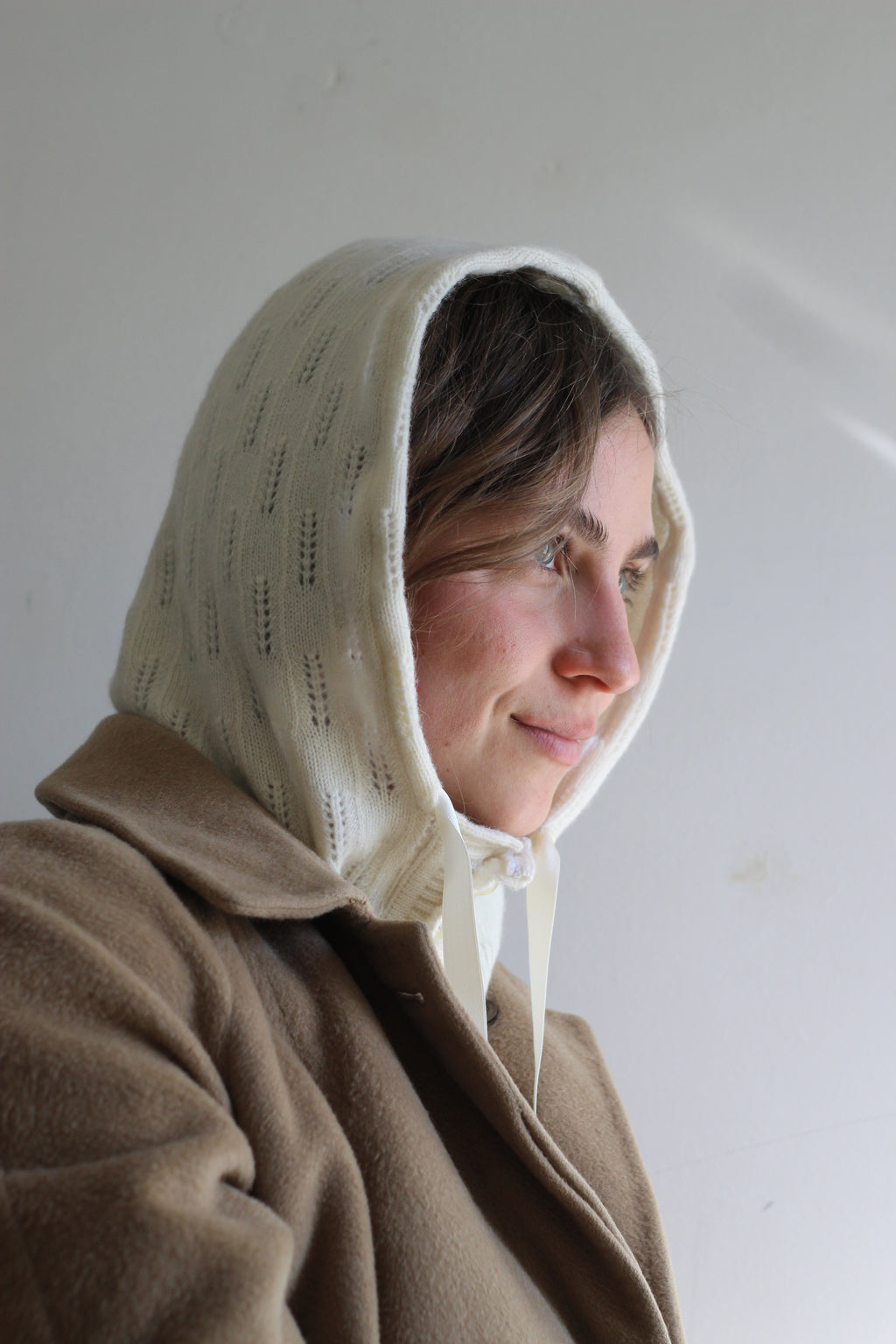 Balaclava bonnet panna con bottoni e fiocco