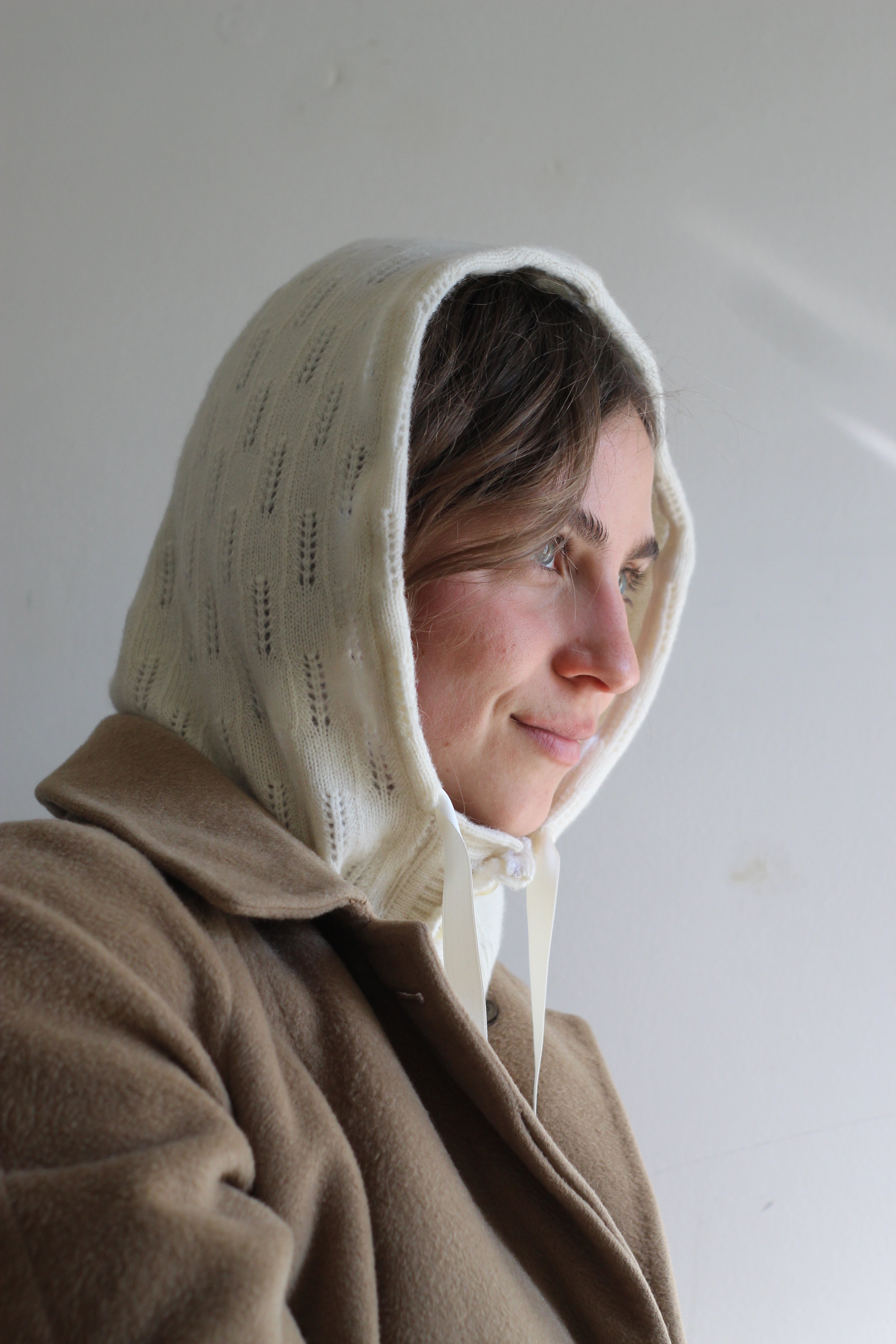 Balaclava bonnet panna con bottoni e fiocco
