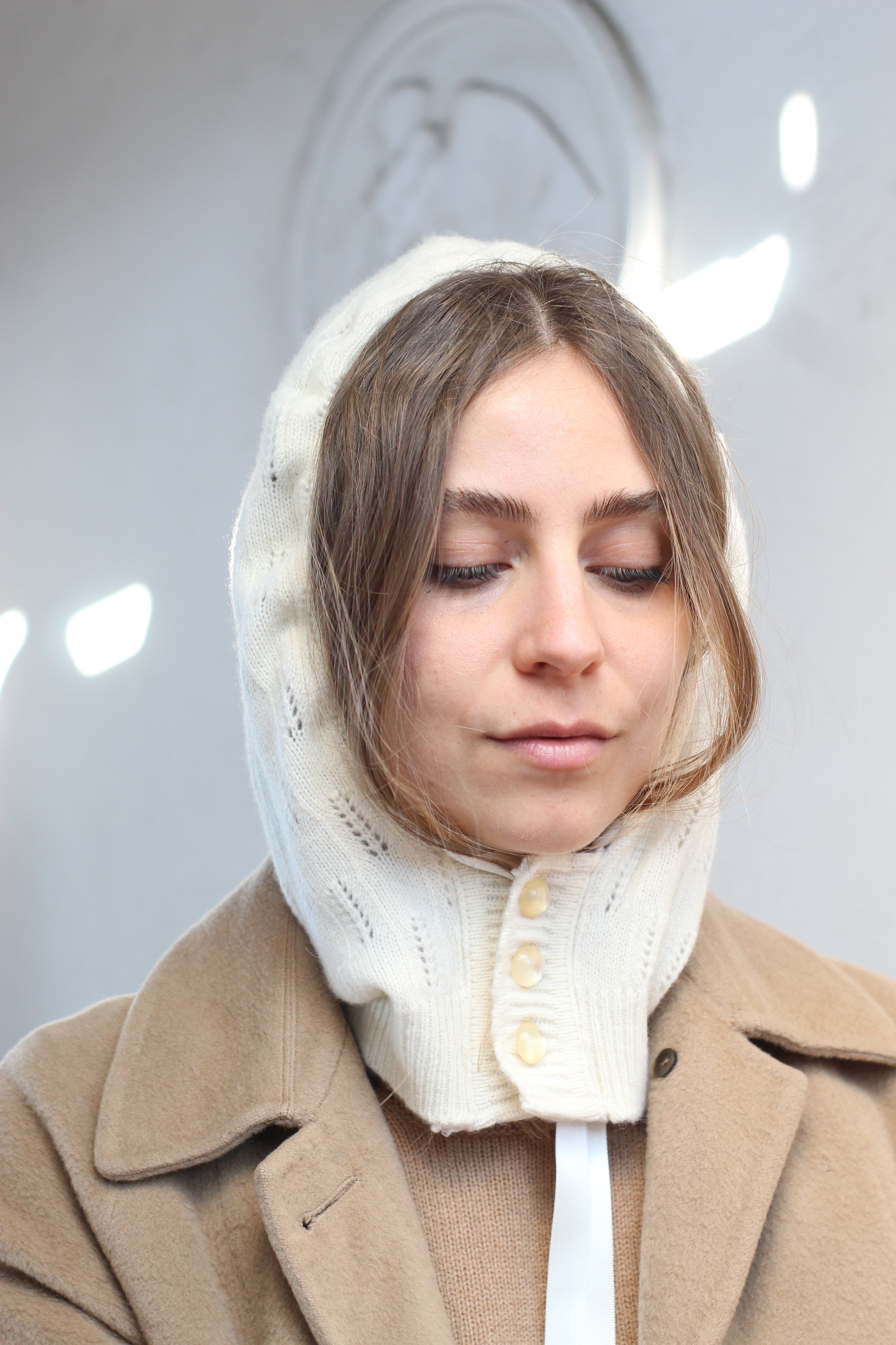 Balaclava bonnet panna con bottoni e fiocco