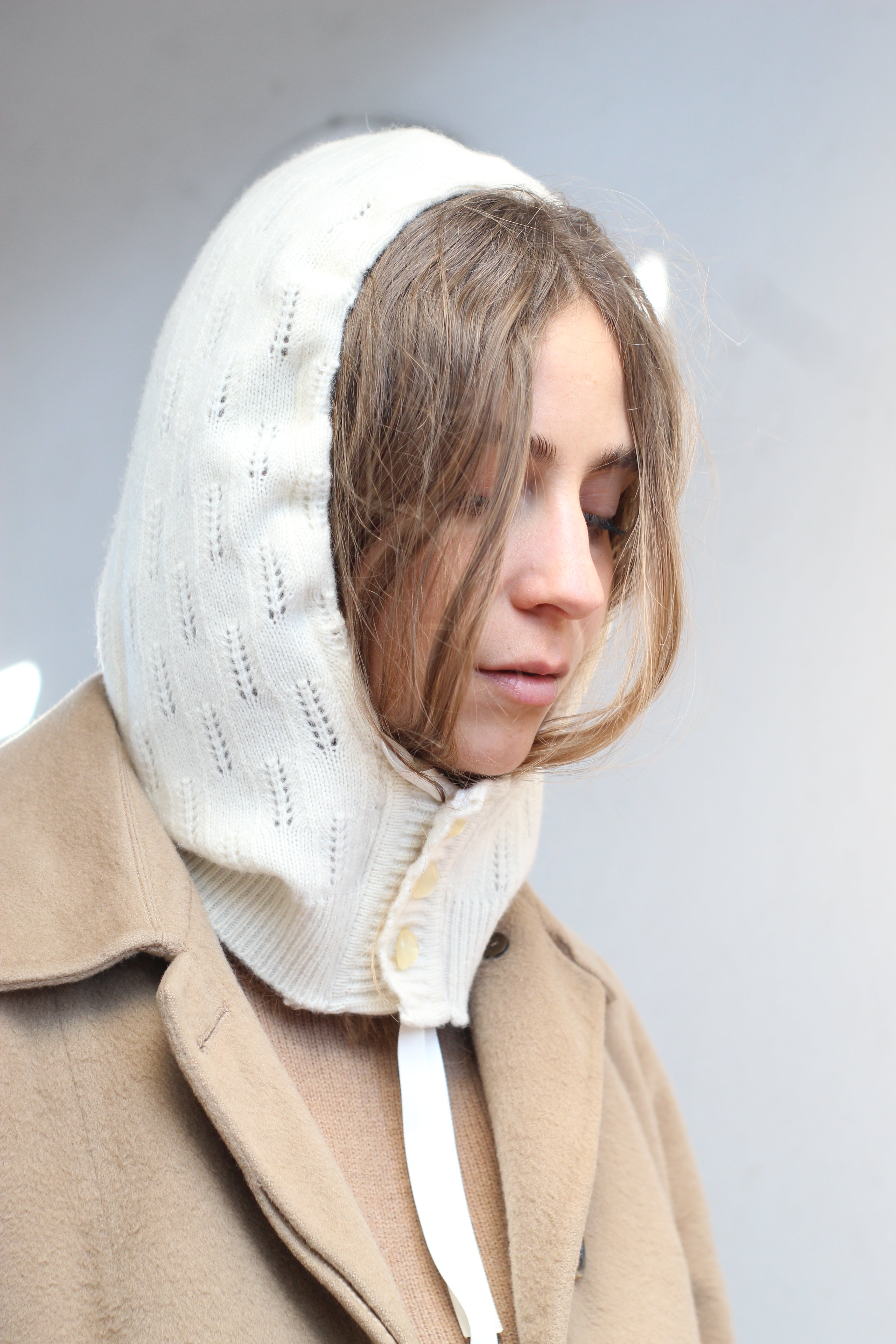 Balaclava bonnet panna con bottoni e fiocco