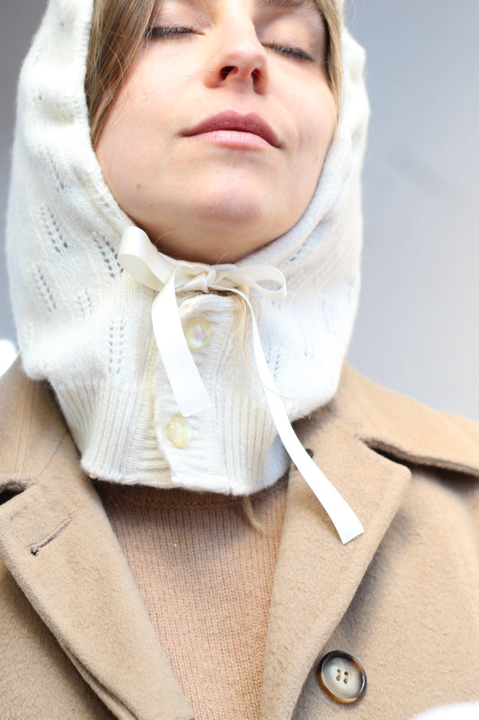 Balaclava bonnet panna con bottoni e fiocco
